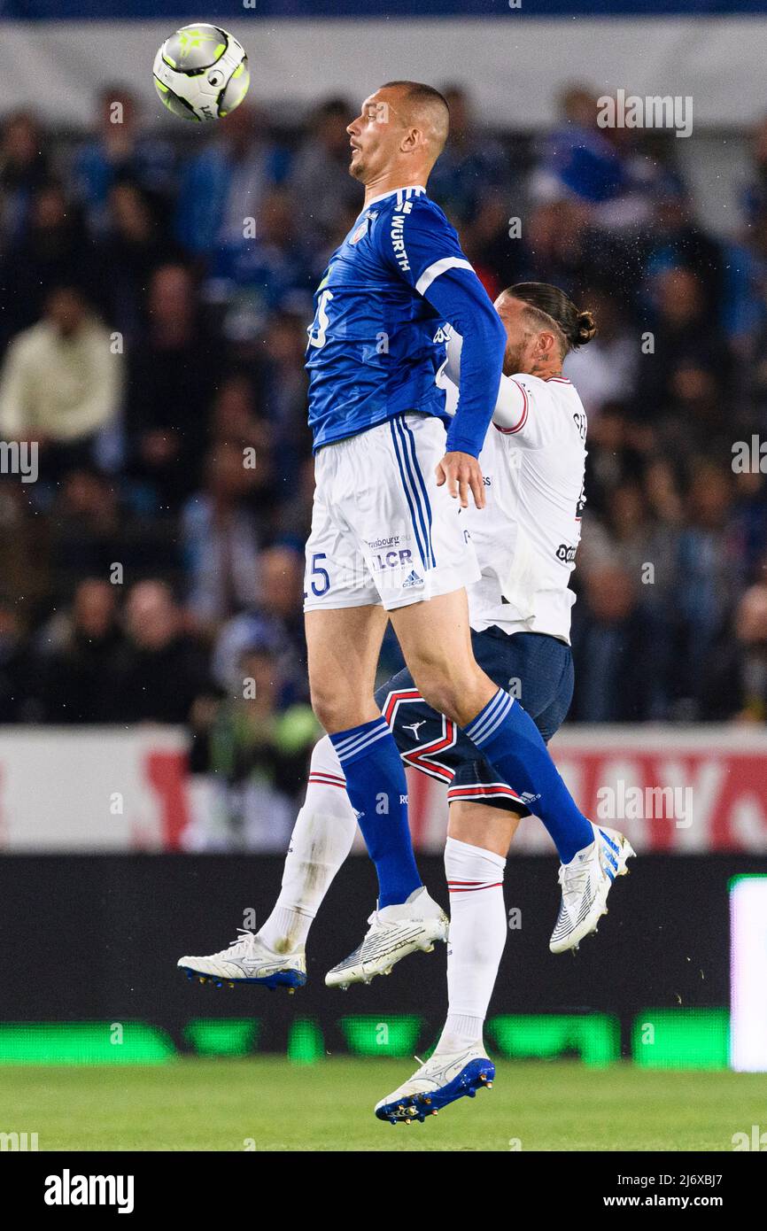 Straßburg, Frankreich - 29. April: Ludovic Ajorque vom RC Strasbourg (L) kämpft während der Ligue mit Sergio Ramos von Paris Saint Germain (R) um den Ball Stockfoto