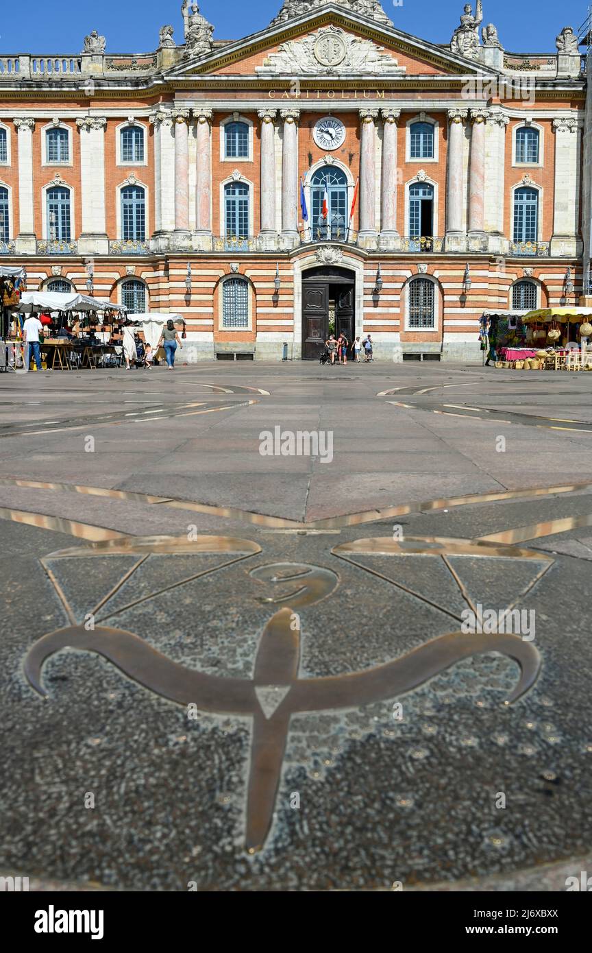 Der Place du Capitole mit dem Kreuz Croix du Languedoc und der Fassade des Stadthauses von Toulouse, dem capitole Stockfoto