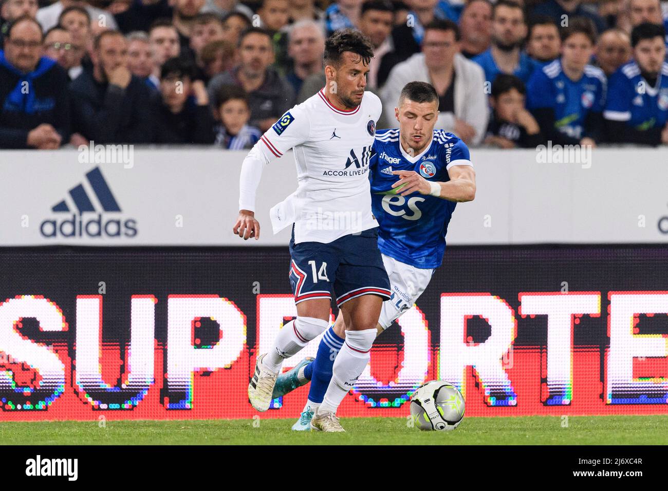 Straßburg, Frankreich - 29. April: Frédéric Gilbert vom RC Strasbourg (R) kämpft während der Ligue um den Ball mit Juan Bernat von Paris Saint Germain (L) Stockfoto