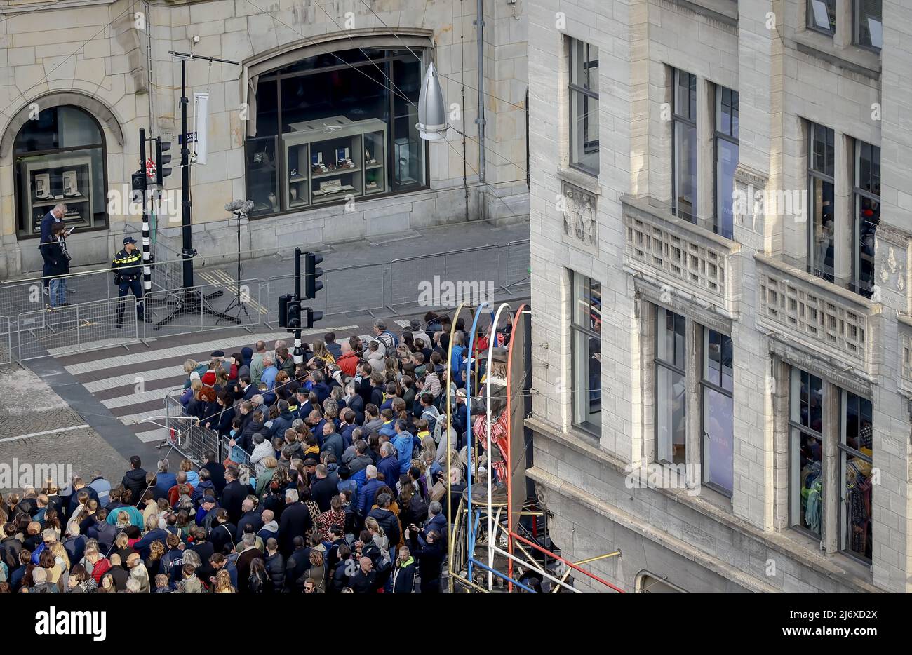 2022-05-04 19:20:10 AMSTERDAM - Überblick über den Damm vor dem Nationalen Gedenktag auf dem Dam-Platz. ANP POOL KOEN VAN WEEL niederlande Out - belgien Out Stockfoto