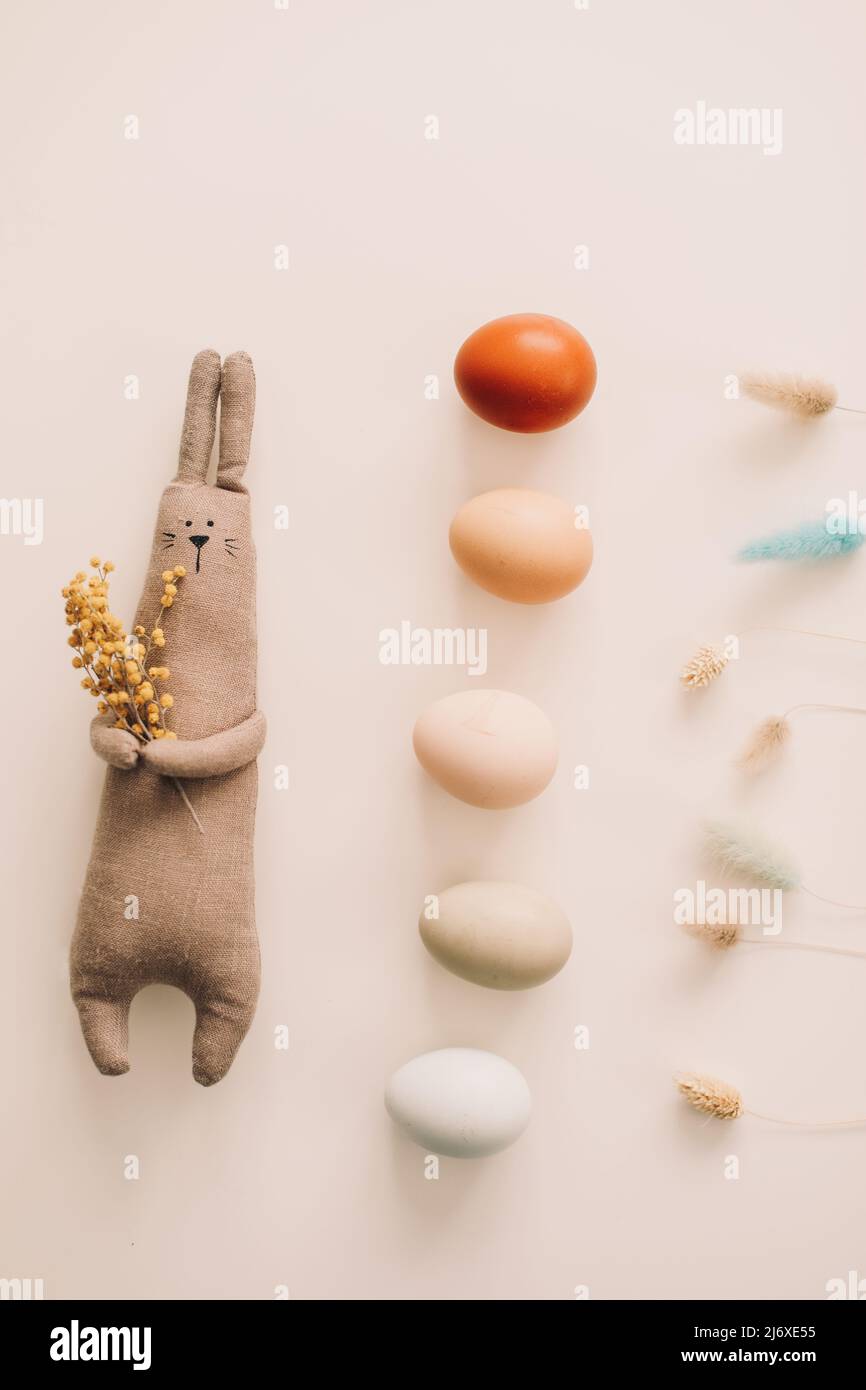 Happy Easter Konzept. Lustige handgemachte Hase Kaninchen Spielzeug und Hühnereier. Stockfoto