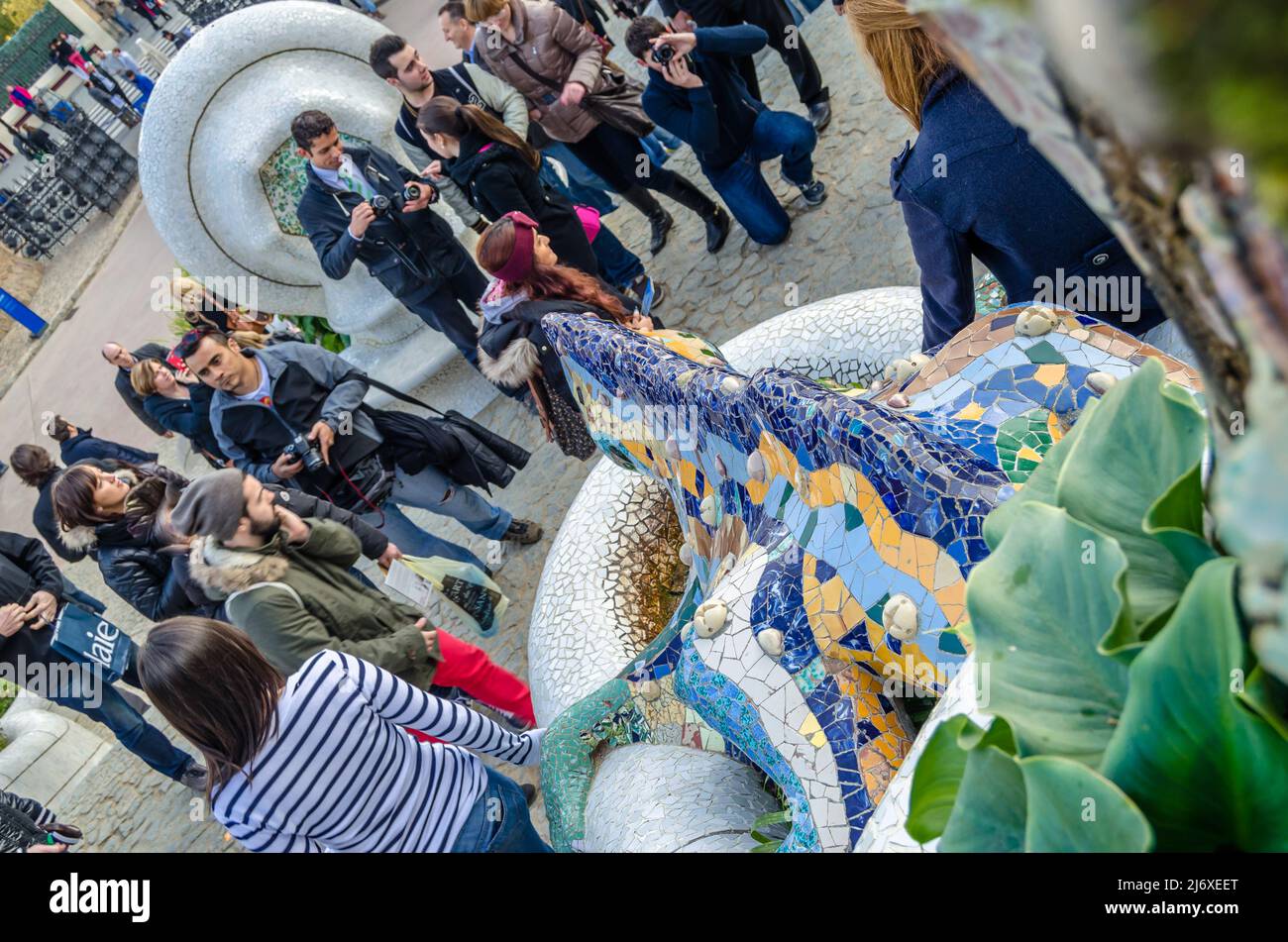 BARCELONA, SPANIEN - 8. DEZEMBER 2013: Touristen besuchen den berühmten Park Güell in Barcelona, Katalonien, Spanien, entworfen von Antoni Gaudi, renommierten Archi Stockfoto