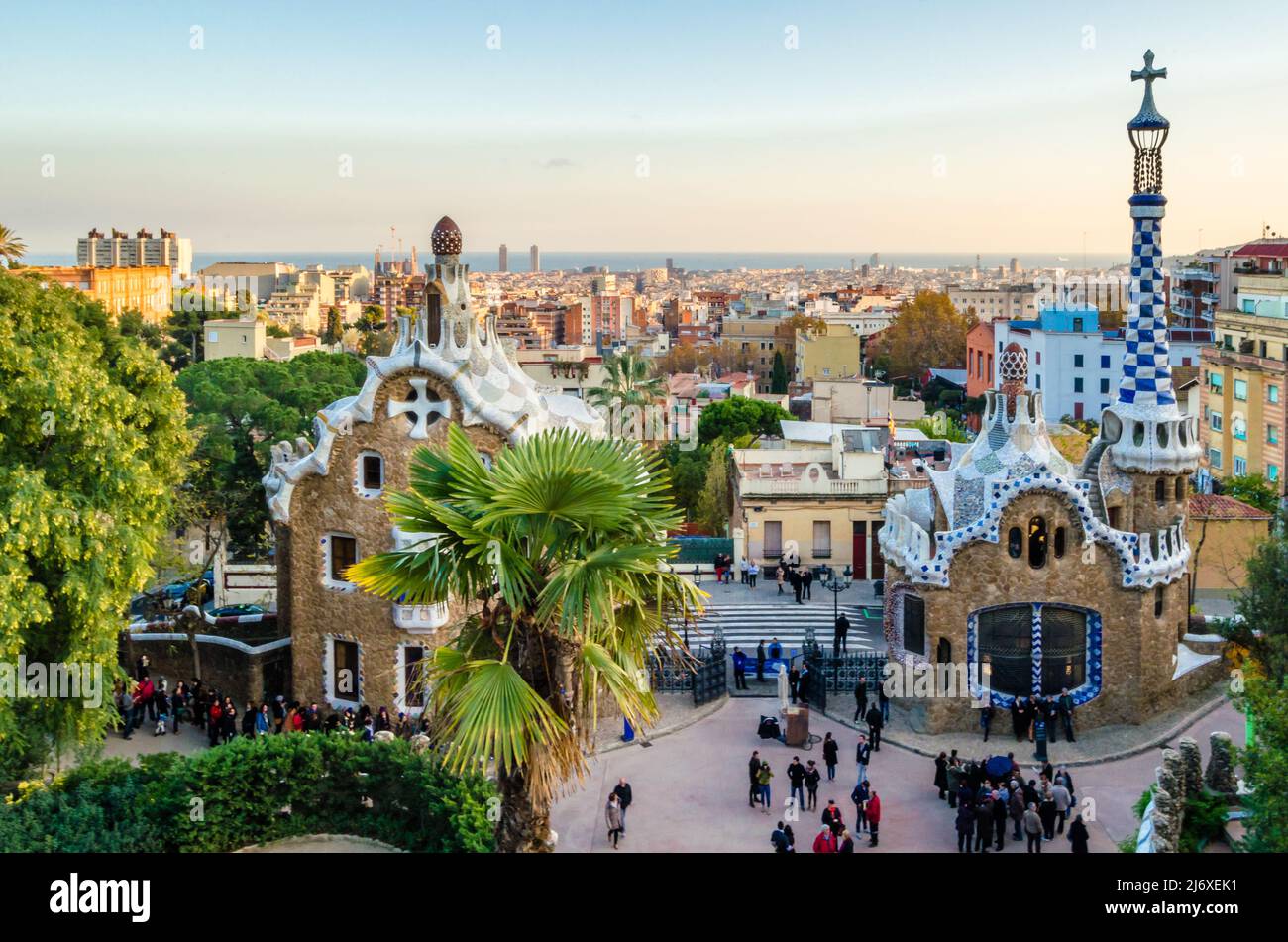 BARCELONA, SPANIEN - 8. DEZEMBER 2013: Touristen besuchen den berühmten Park Güell in Barcelona, Katalonien, Spanien, entworfen von Antoni Gaudi, renommierten Archi Stockfoto