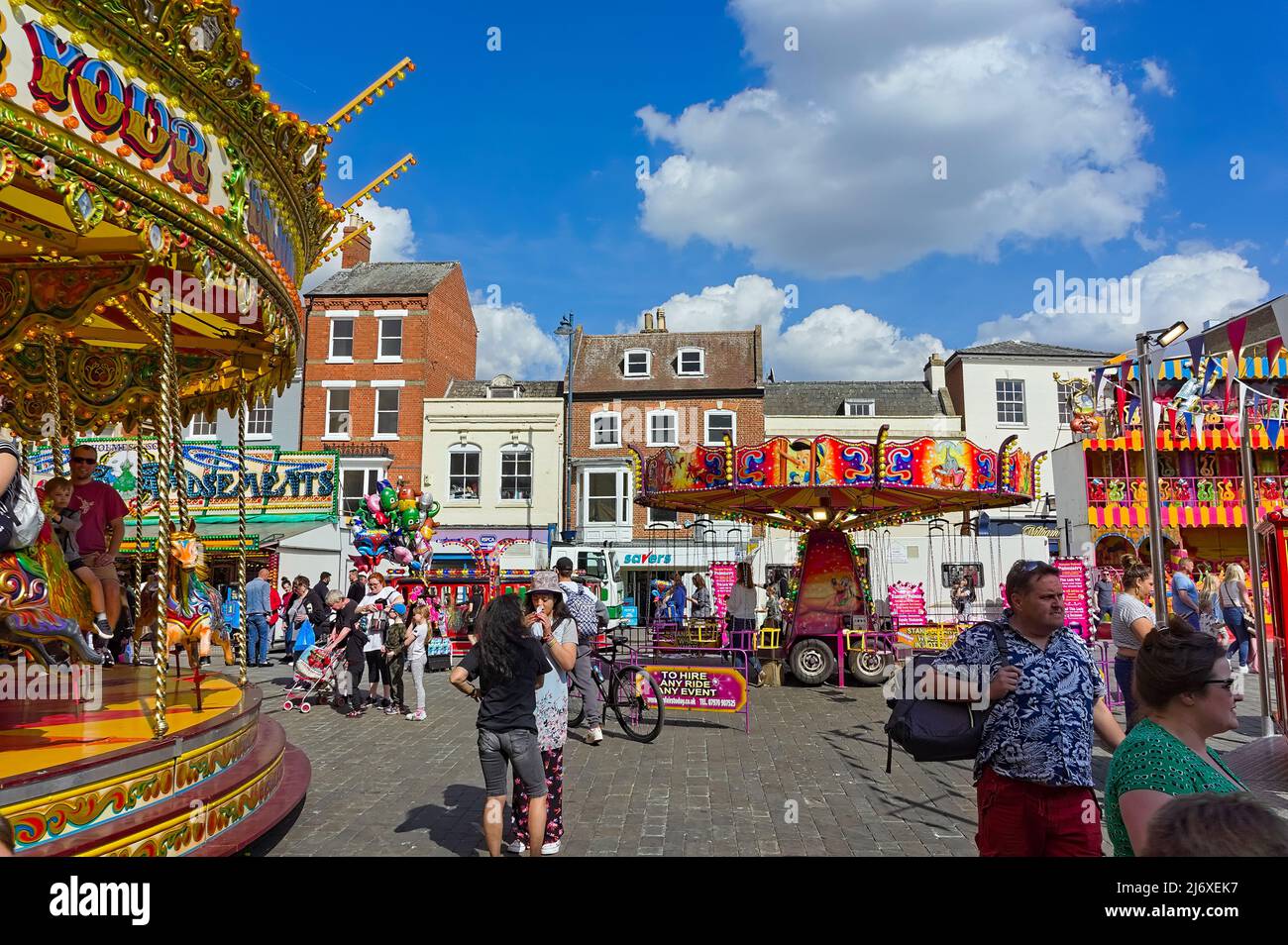 Besucher genießen die jährliche Maimesse im Stadtzentrum von Boston an einem sonnigen Frühlingstag. Stockfoto