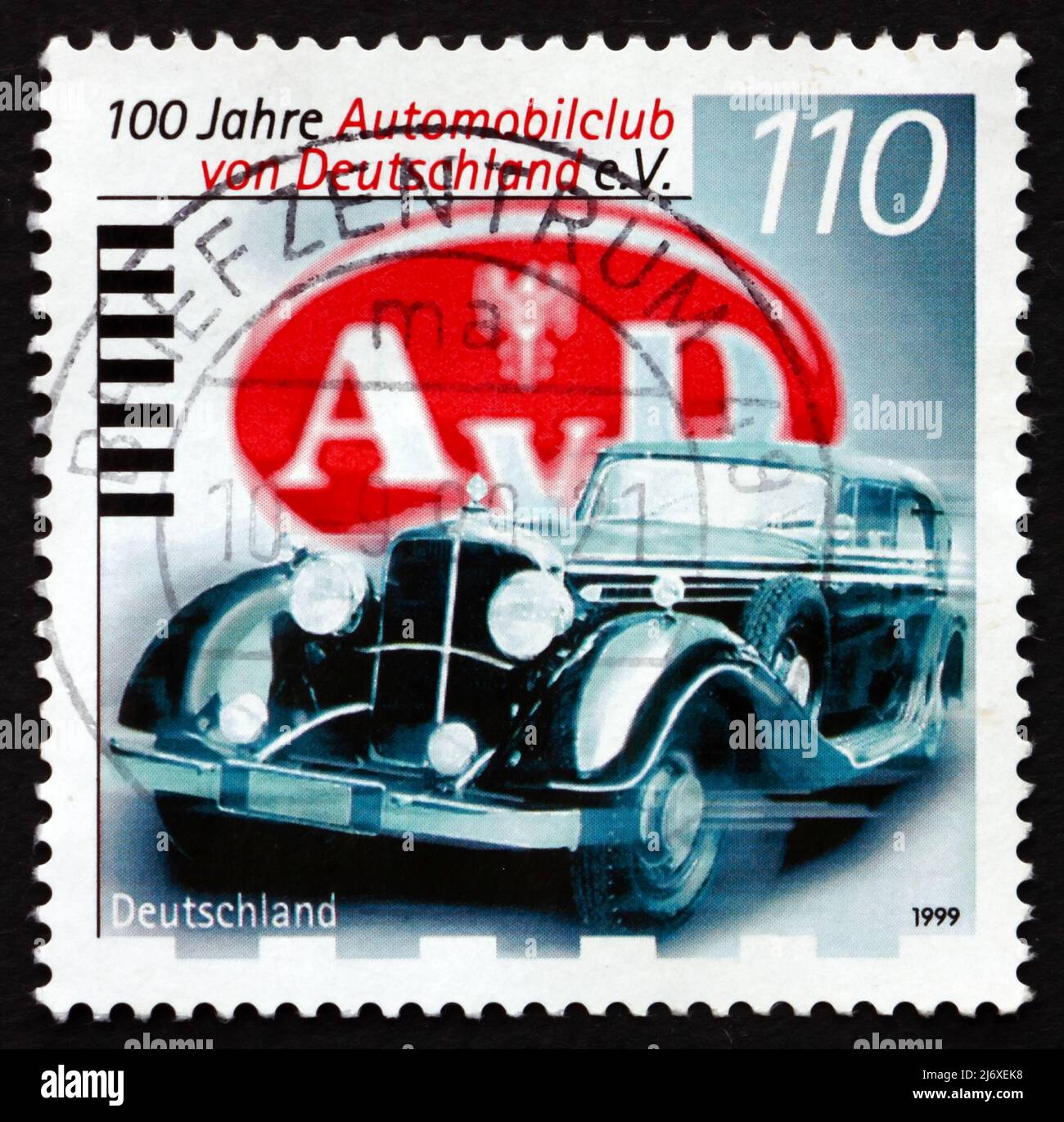 DEUTSCHLAND - UM 1999: Eine in Deutschland gedruckte Briefmarke zeigt Classic Car, Deutscher Automobilclub, 100 Jahre, um 1999 Stockfoto