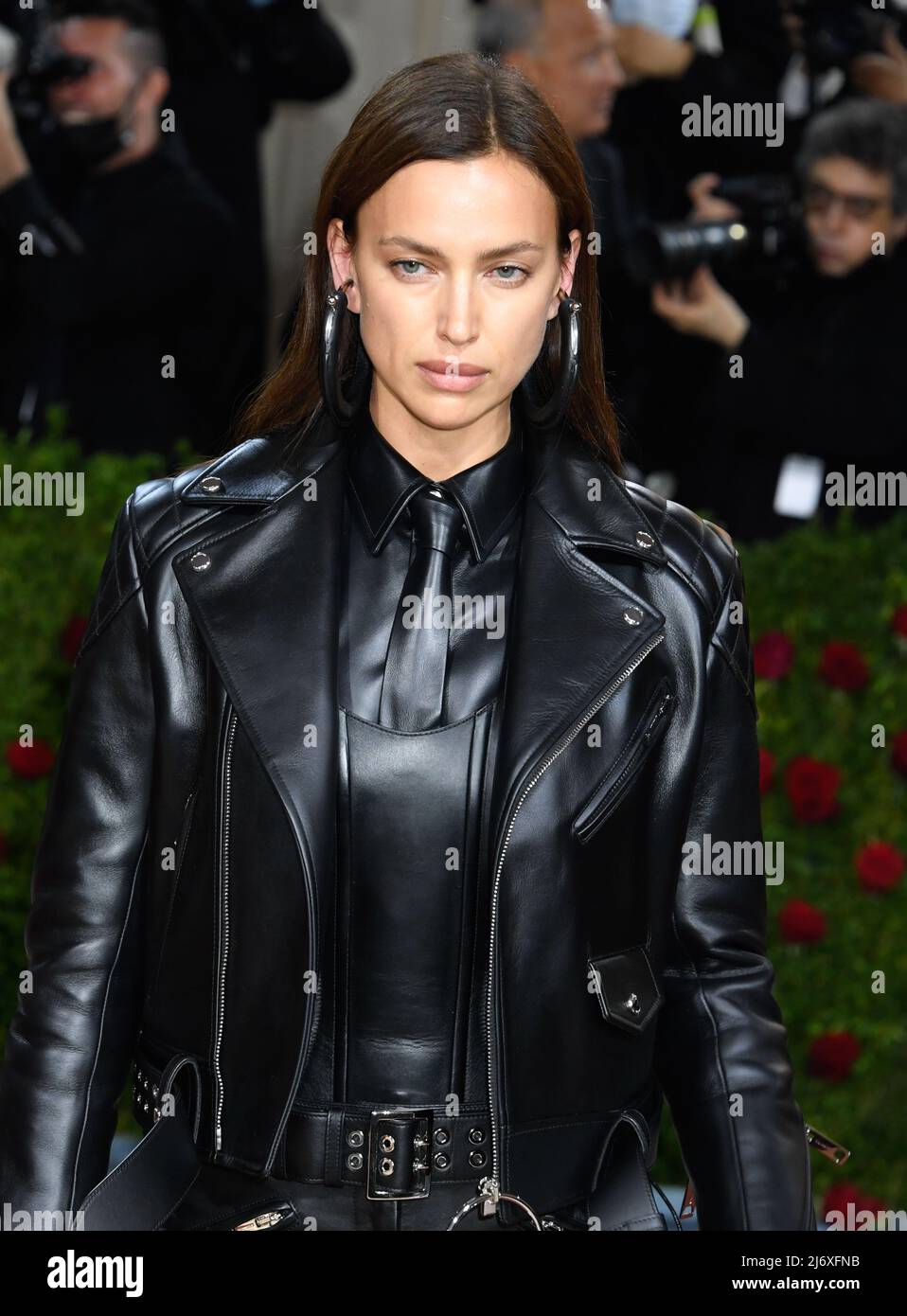 New York, Usa. 2.. Mai 2022. Irina Shayk kommt zur Met Gala 2022 im Metropolitan Museum of Art, New York City. Quelle: Jennifer Graylock/Alamy Live News Stockfoto