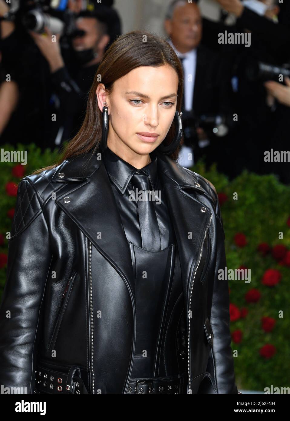 New York, Usa. 2.. Mai 2022. Irina Shayk kommt zur Met Gala 2022 im Metropolitan Museum of Art, New York City. Quelle: Jennifer Graylock/Alamy Live News Stockfoto