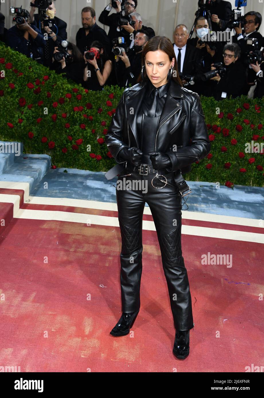 New York, Usa. 2.. Mai 2022. Irina Shayk kommt zur Met Gala 2022 im Metropolitan Museum of Art, New York City. Quelle: Jennifer Graylock/Alamy Live News Stockfoto