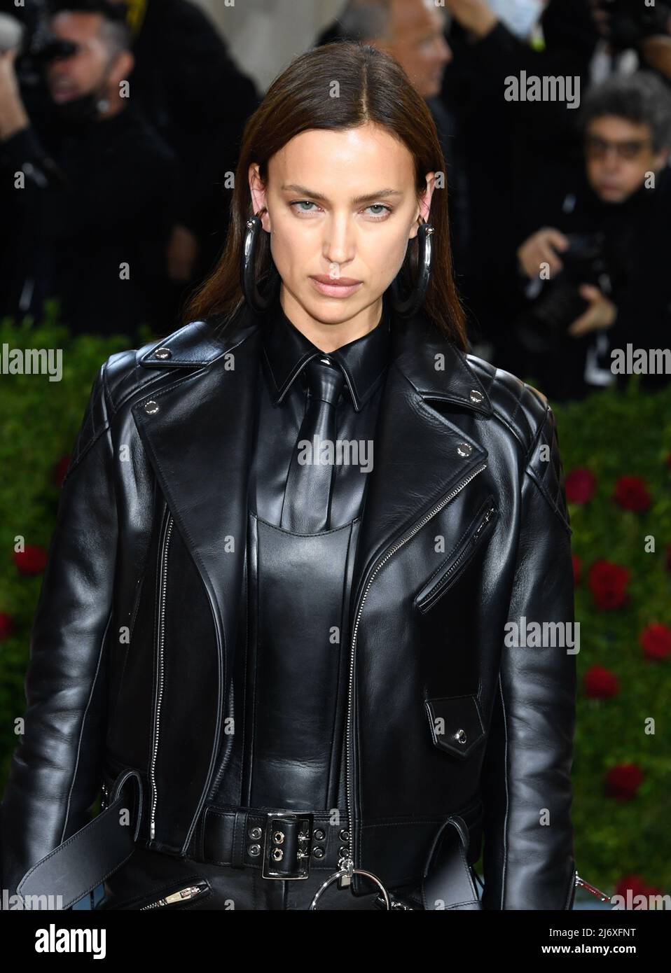 New York, Usa. 2.. Mai 2022. Irina Shayk kommt zur Met Gala 2022 im Metropolitan Museum of Art, New York City. Quelle: Jennifer Graylock/Alamy Live News Stockfoto