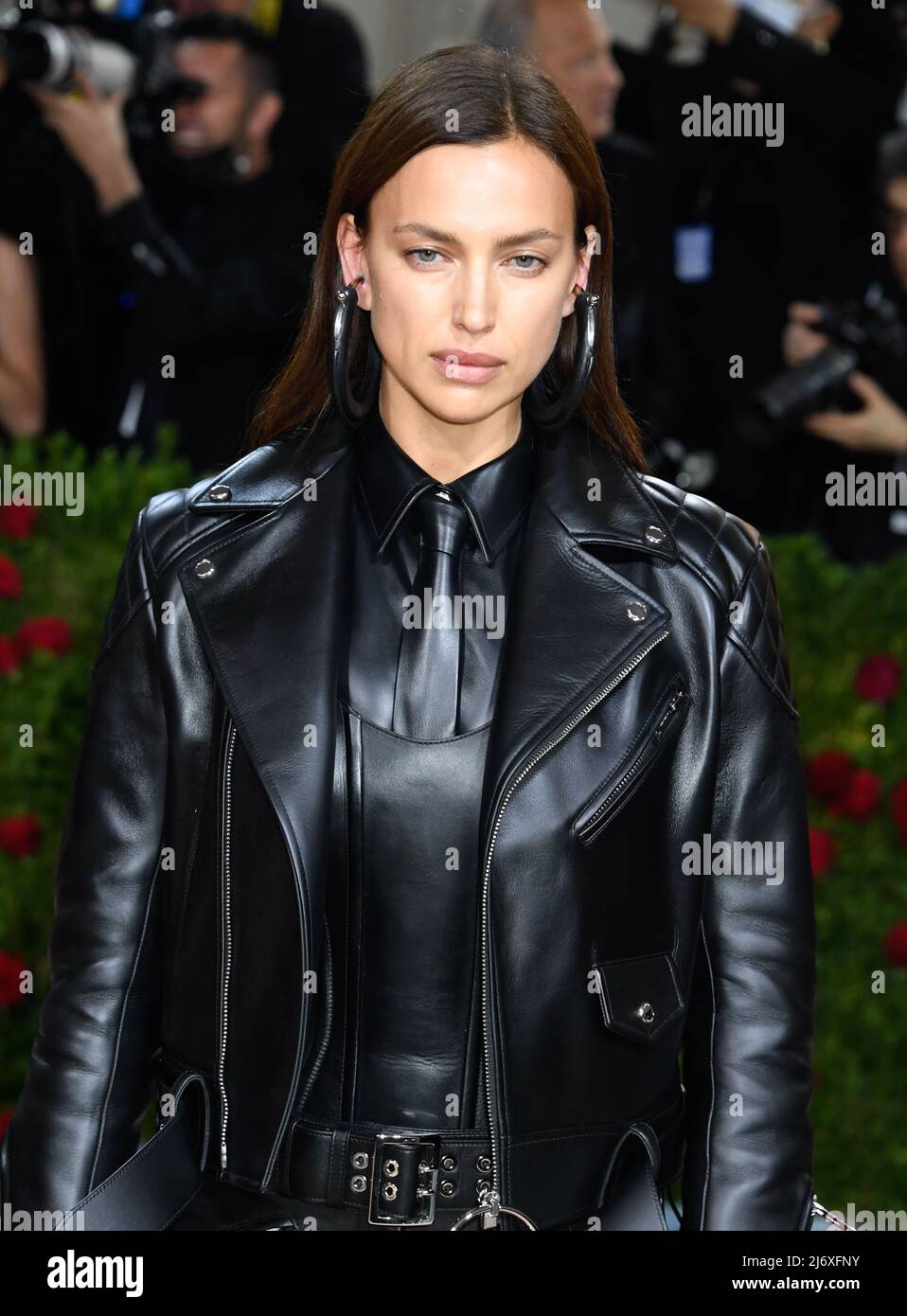 New York, Usa. 2.. Mai 2022. Irina Shayk kommt zur Met Gala 2022 im Metropolitan Museum of Art, New York City. Quelle: Jennifer Graylock/Alamy Live News Stockfoto