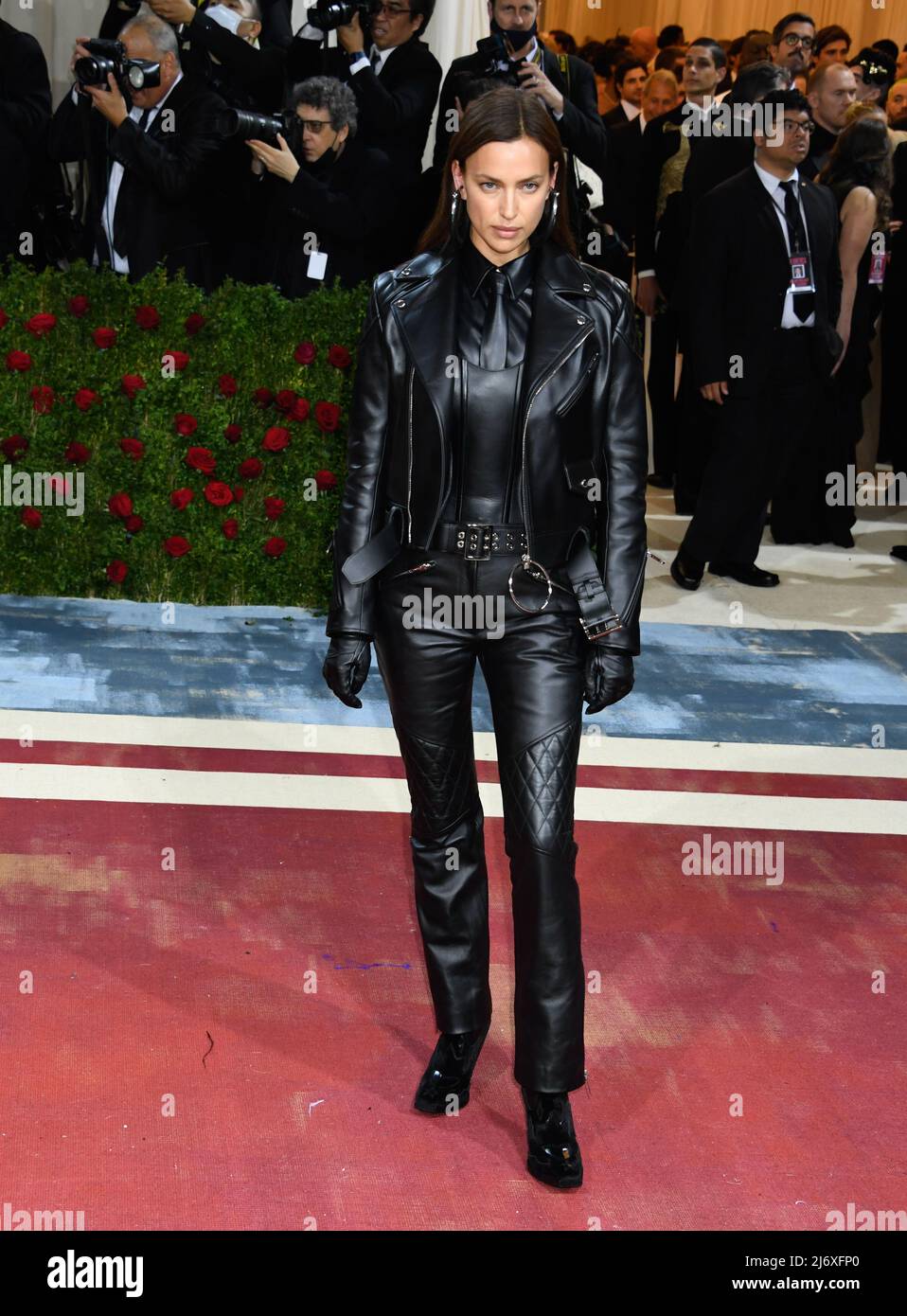 New York, Usa. 2.. Mai 2022. Irina Shayk kommt zur Met Gala 2022 im Metropolitan Museum of Art, New York City. Quelle: Jennifer Graylock/Alamy Live News Stockfoto
