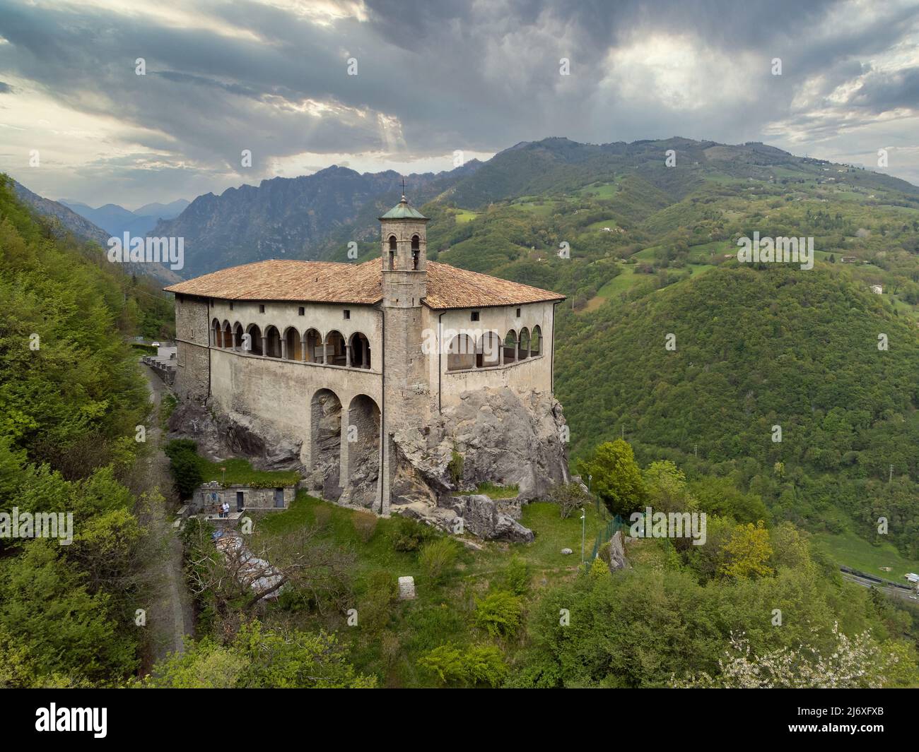 Luftpanorama von der Drohne des Sanctuary of St. Patrick (San Patrizio) auf der steilen Klippe gebaut, Colzate, Bergamo, Italien Stockfoto