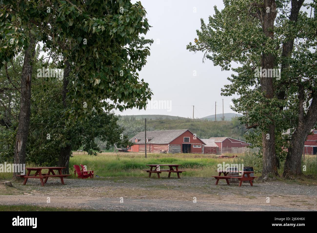 Picknickbereich in der Bar U Ranch National Historic Site in der Nähe von Longview, Alberta. Bar U ist ein lebendes Museum mit praktischen Ranchfähigkeiten, Heritage Building wa Stockfoto