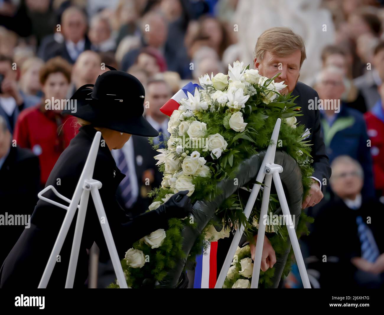 2022-05-04 19:58:39 AMSTERDAM - König Willem-Alexander und Königin Maxima legen einen Kranz während des Nationalen Gedenktages auf dem Dam-Platz. REMKO DE WAAL niederlande aus - belgien aus Stockfoto