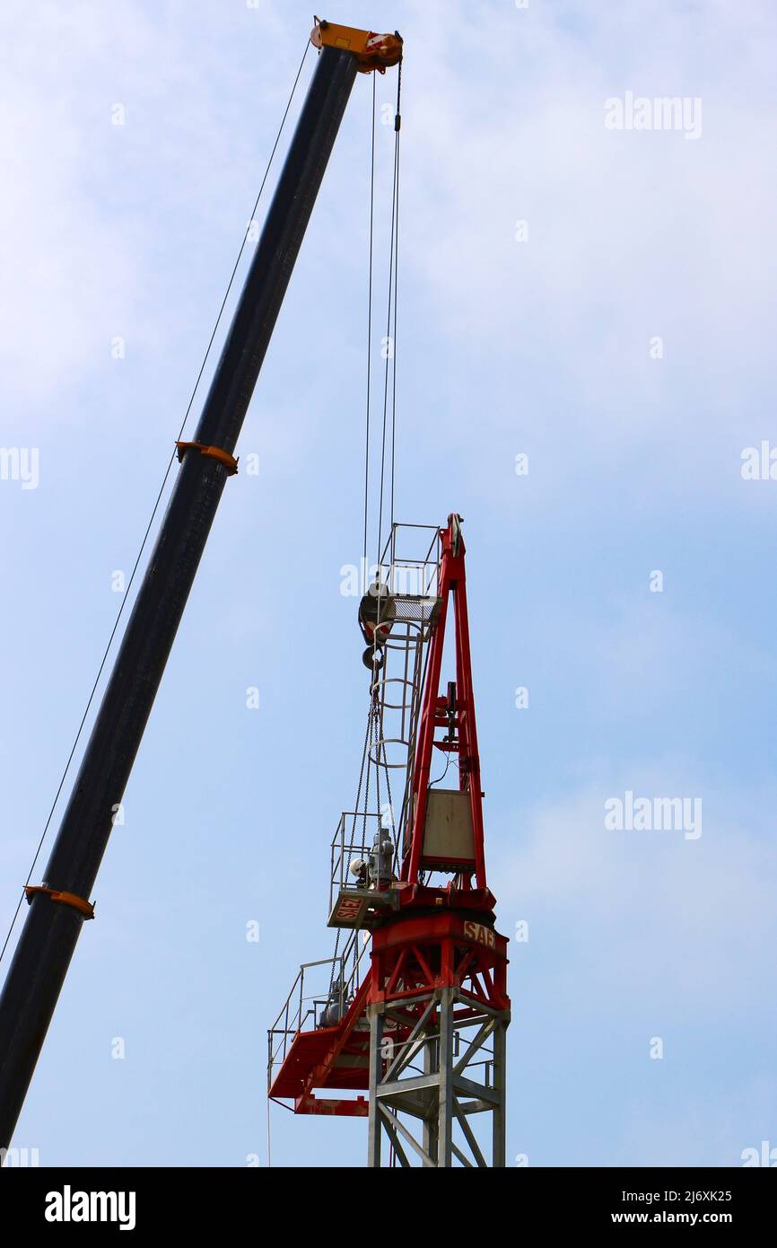 Gegenausleger, der von einem mobilen Kran in Position gehalten wird, während er in Position gebracht wurde Santander Cantabria Spanien Stockfoto