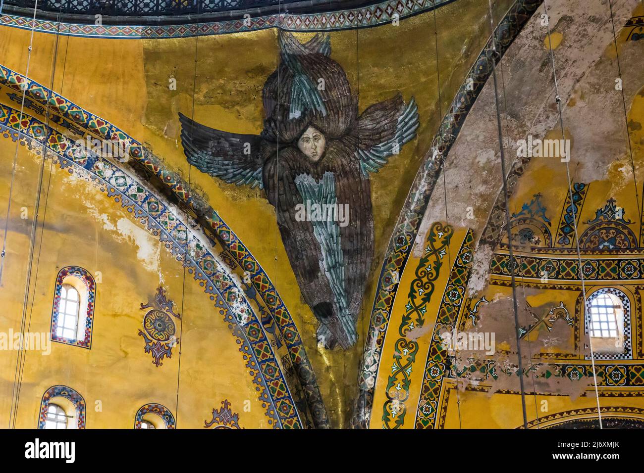 ISTANBUL, TÜRKEI - 11. SEPTEMBER 2017: Dies ist ein Cherub mit offenem Gesicht unter der Kuppel der Hagia Sophia. Stockfoto