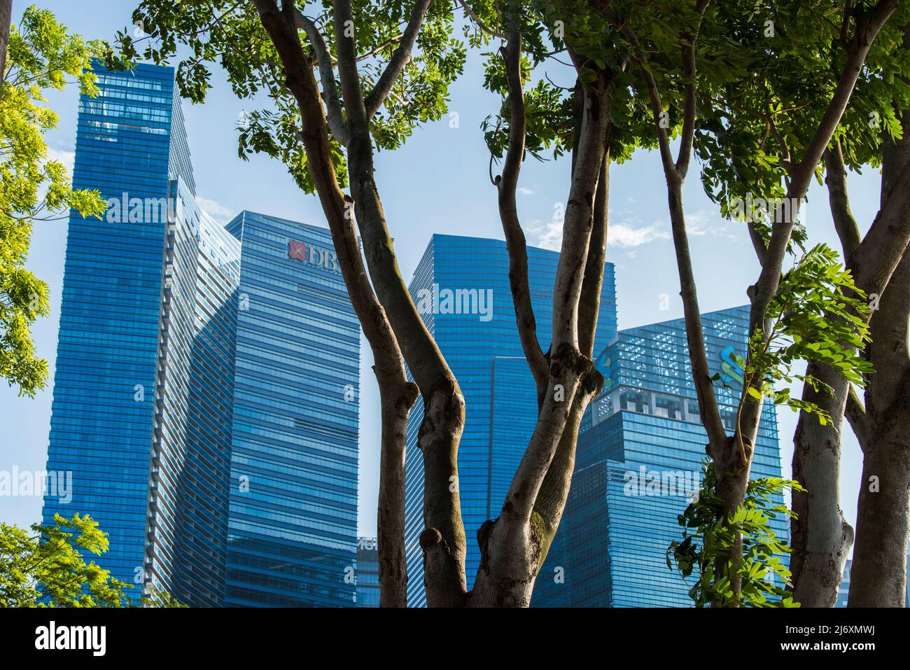 Singapore City, Singapur - Mai 01,2022: Niedriger Weitwinkel mit Blick auf moderne Wolkenkratzer im Geschäftsviertel von Singapur City. Stockfoto