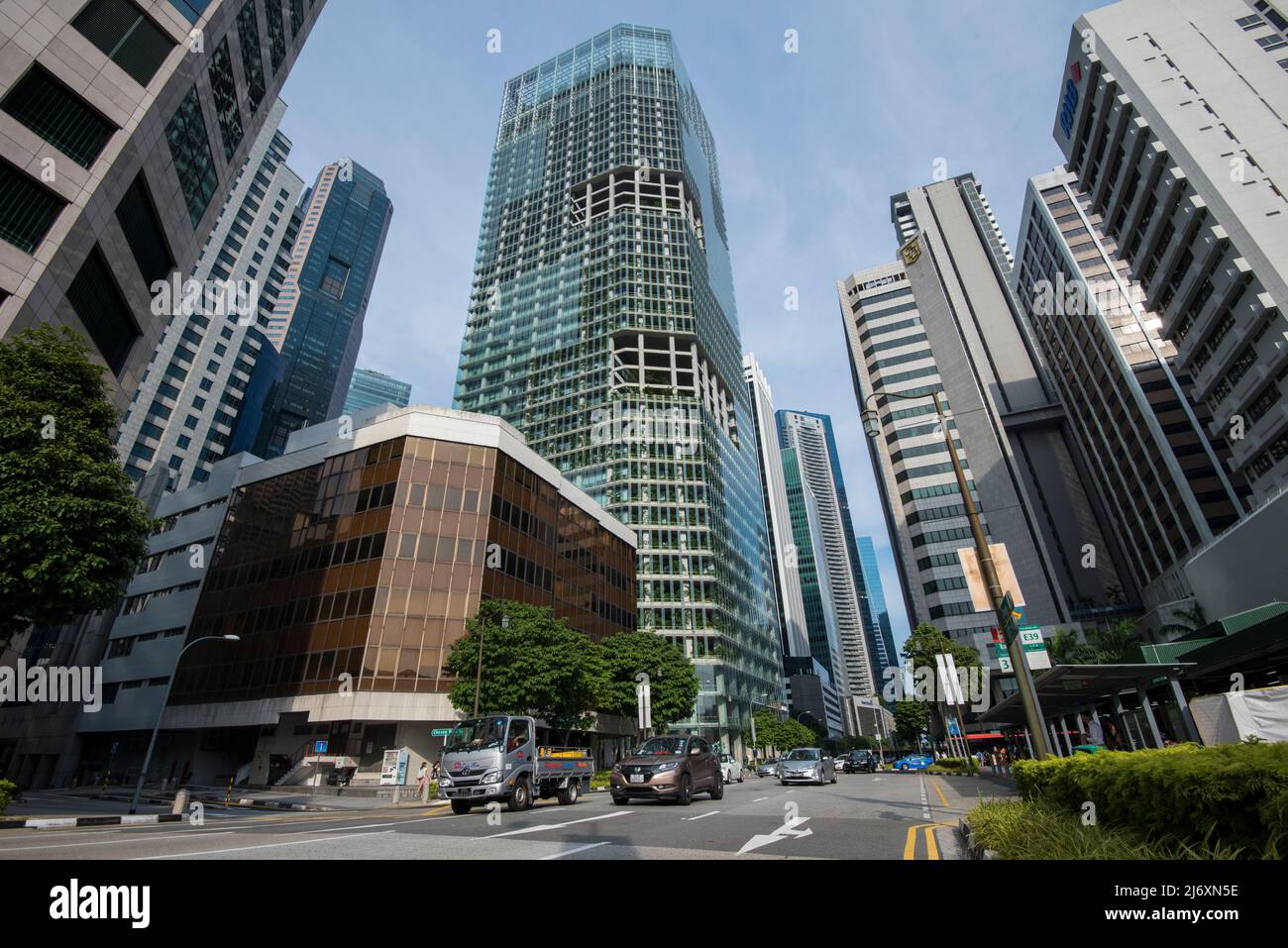 Singapore City, Singapur - Mai 01,2022: Niedriger Weitwinkel mit Blick auf moderne Wolkenkratzer im Geschäftsviertel von Singapur City. Stockfoto