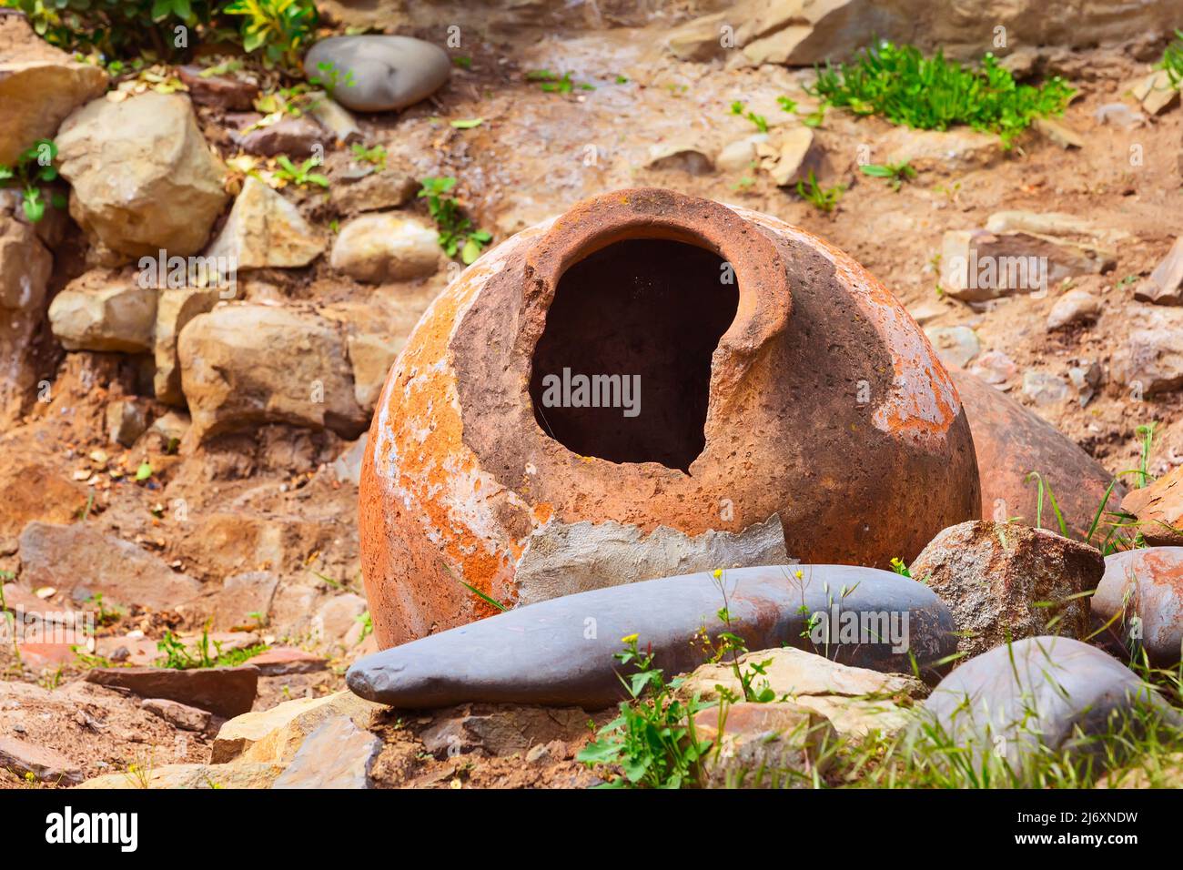 Alte traditionelle georgische Wein Region das Symbol Hintergrund mit alten grossen qvevri Krug Stockfoto