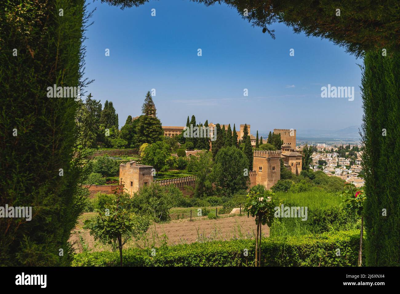 Blick auf die Alhambra in der andalusischen Stadt Granada, in Spanien. Stockfoto