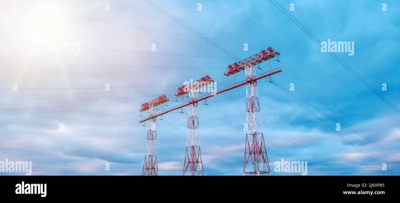 Hochspannungstürme. Hochspannungspfosten. Hochspannungsturm Himmel Sonnenuntergang Hintergrund Stockfoto