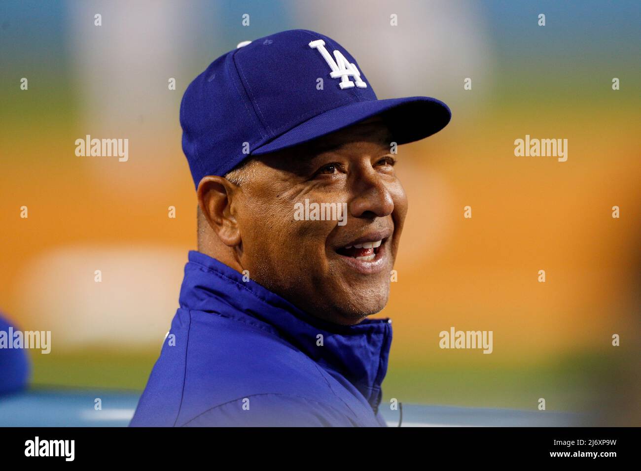 Los Angeles Dodgers Manager Dave Roberts lächelt während eines MLB-regulären Saisonspiels gegen die San Francisco Giants, Dienstag, 3. Mai 2022, in Los Angel Stockfoto