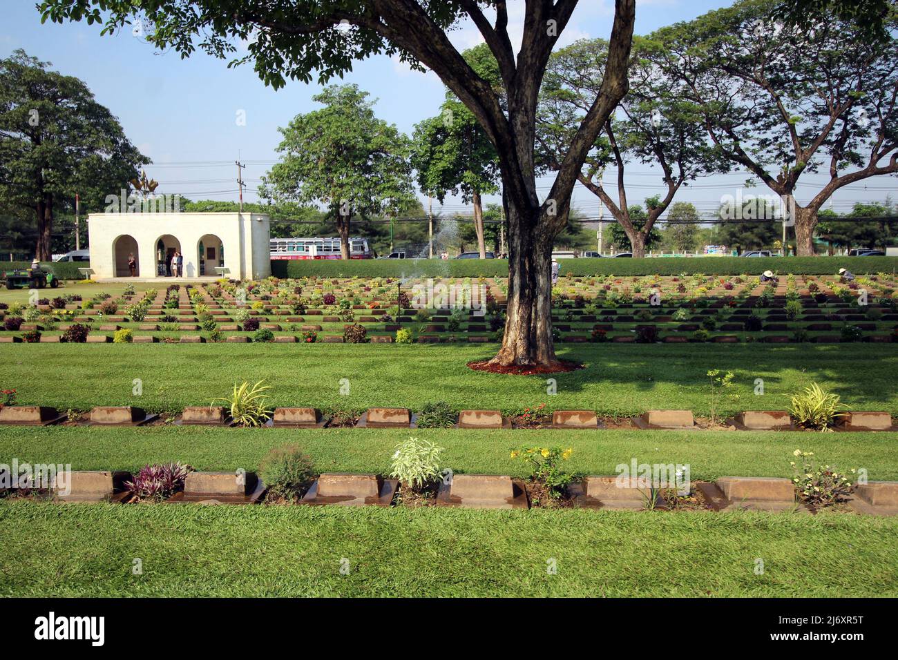 KANCHANABURI, THAILAND - 18. MÄRZ 2018 Commonwealth Kriegsgräber, Kanchanaburi Kriegsfriedhof Eingangsgebäude und ungerade Anzahl Parzellen auf der linken Seite Stockfoto