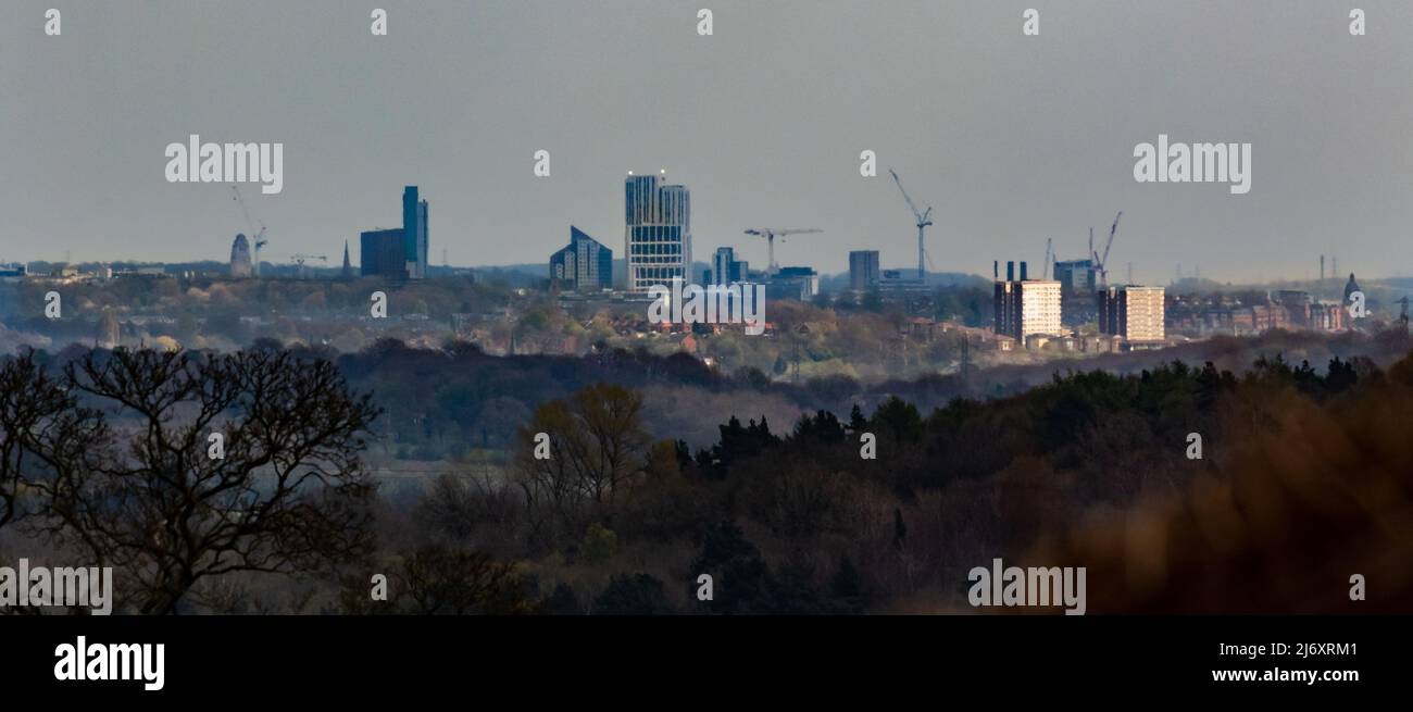 Skyline von Leeds vom Baildon Moor aus gesehen. Stockfoto