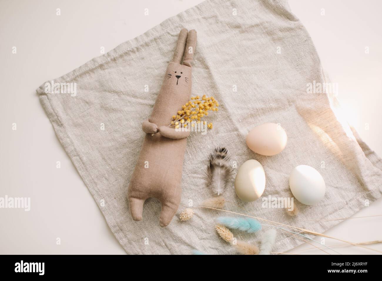 Happy Easter Konzept. Lustige handgemachte Hase Kaninchen Spielzeug und Hühnereier. Stockfoto