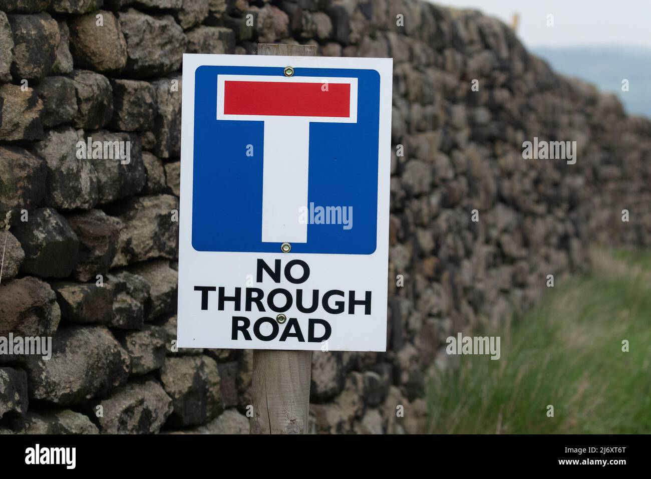 Ein Schild „No Through Road“ für den Straßenverkehr. (UK). Stockfoto