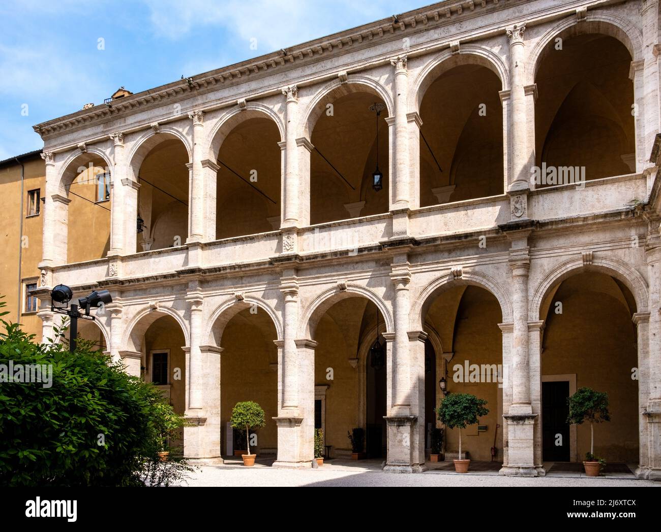 Rom, Italien - 27. Mai 2018: Innenhof und Kreuzgang des Palazzo di Venezia - ehemaliger Palast des Hl. Markus am Piazza Piaz von Venedig Stockfoto