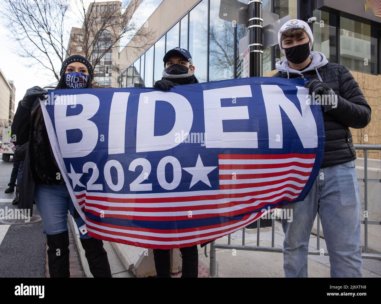 WASHINGTON, DC – 20. Januar 2021: Biden-Harris-Anhänger werden am Tag der Einweihung 2021 in Washington, D.C. gesehen. Stockfoto