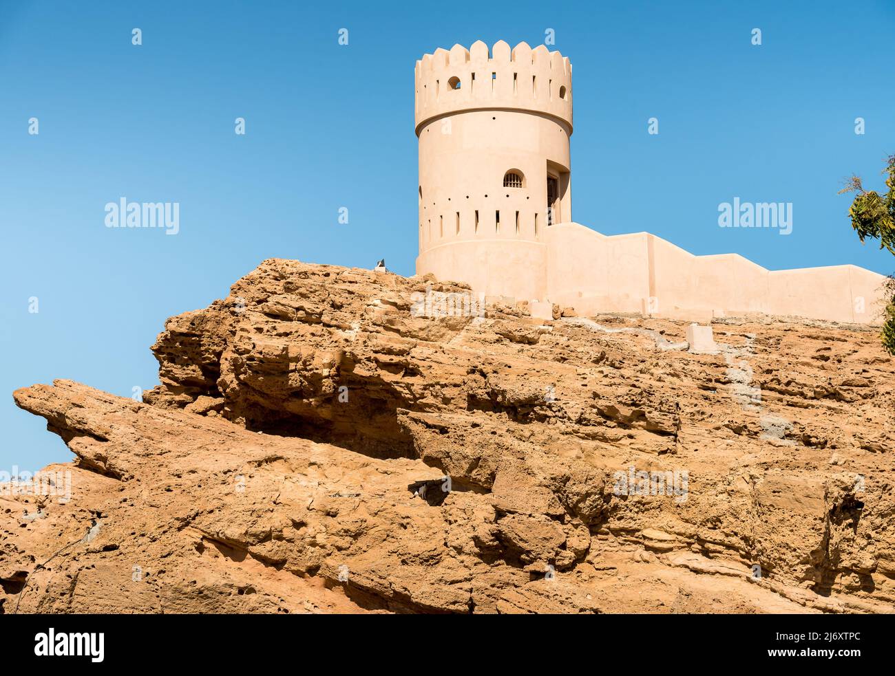 Historisches Fort auf dem Felsen in der Stadt Sur des Sultanats Oman im Nahen Osten. Stockfoto