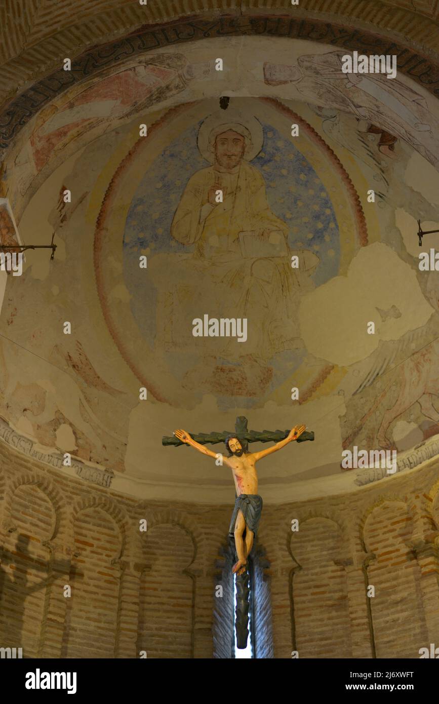 Replik des Cristo de la Luz (gekreuzigt Christus), mehrchromte Holzschnitzerei in der Werkstatt von Arteaznarez. Das gotische Original befindet sich im Museum von Santa Cruz. Apsis des Cristo de la Luz-Schreins (ehemalige Moschee). Toledo, Kastilien-La Mancha, Spanien. Stockfoto