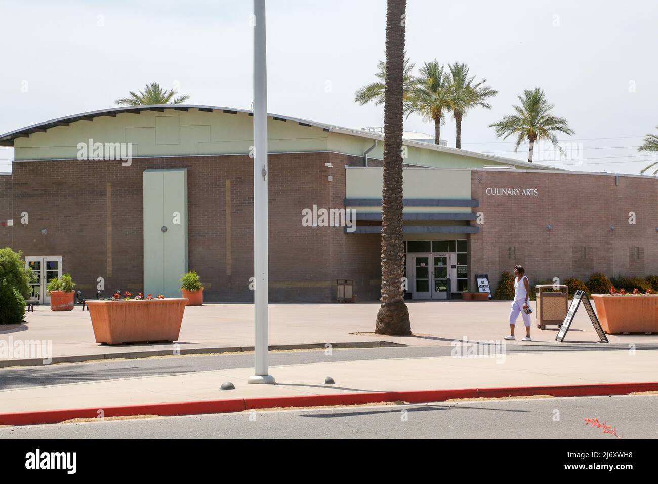 Das East Valley Institute of Technology wird vom US-Bildungsministerium als Vorbild für Karriere und technische Ausbildung anerkannt, dessen Hauptcampus hier in Mesa, Arizona, USA, am 3. Mai 2022 zu sehen ist. Der Campus erstreckt sich über 65 Hektar und umfasst 15 Gebäude, darunter die School of Health Sciences, die Academy for Cosmetic Arts, die Fire Science Academy und Adelante Healthcare. (Foto von Alexandra Buxbaum/Sipa USA) Stockfoto