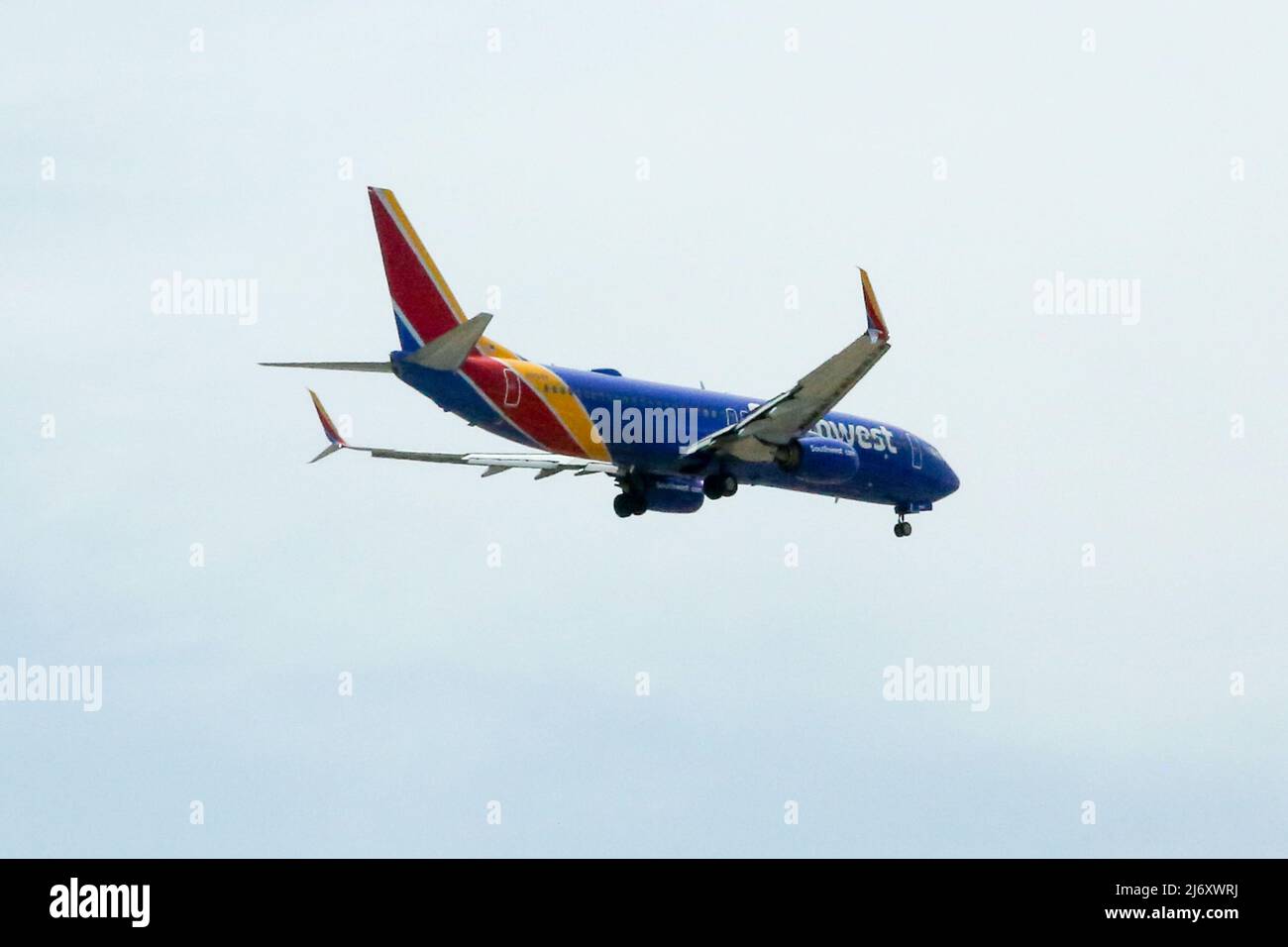 Am 3. Mai 2022 geht ein Flugzeug der Southwest Airlines in Richtung Phoenix Sky Harbor International Airport in Phoenix, Arizona, USA. Southwest mit Sitz in Dallas verlor im ersten Geschäftsquartal $278 Millionen und sagte, dass das Unternehmen vor Herausforderungen durch höhere Kraftstoffpreise, den Anstieg von COVID-19 aufgrund der omicron-Variante und die Notwendigkeit, seine Belegschaft zu erweitern, stehen muss. (Foto von Alexandra Buxbaum/Sipa USA) Stockfoto