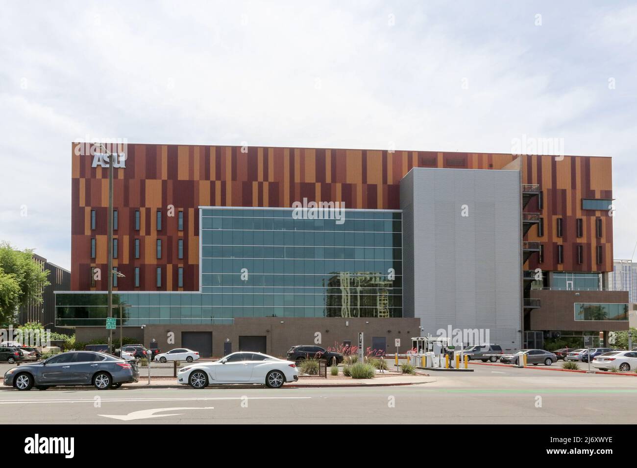 Gebäude der Arizona State University in der Innenstadt von Phoenix, wie sie am 3. Mai 2022 in Phoenix, Arizona, zu sehen waren. Der Campus der ASU in der Innenstadt ist in die Geschäfts- und Berufswelt der Innenstadt integriert, die dazu beiträgt, Lern- und Karriereverbindungen für mehr als 11.500 Studenten in Medien, Gesundheitswesen, Behörden und Unternehmen zu schaffen. Die Campus-Gebäude sind in die ikonische Architektur von Phoenix integriert und enthalten das historische US-Postamt, die berühmte Walter Croncite School of Journalism and Mass Communication sowie das Arizona Center for Law and Society. (Foto von Alexandra Buxba Stockfoto