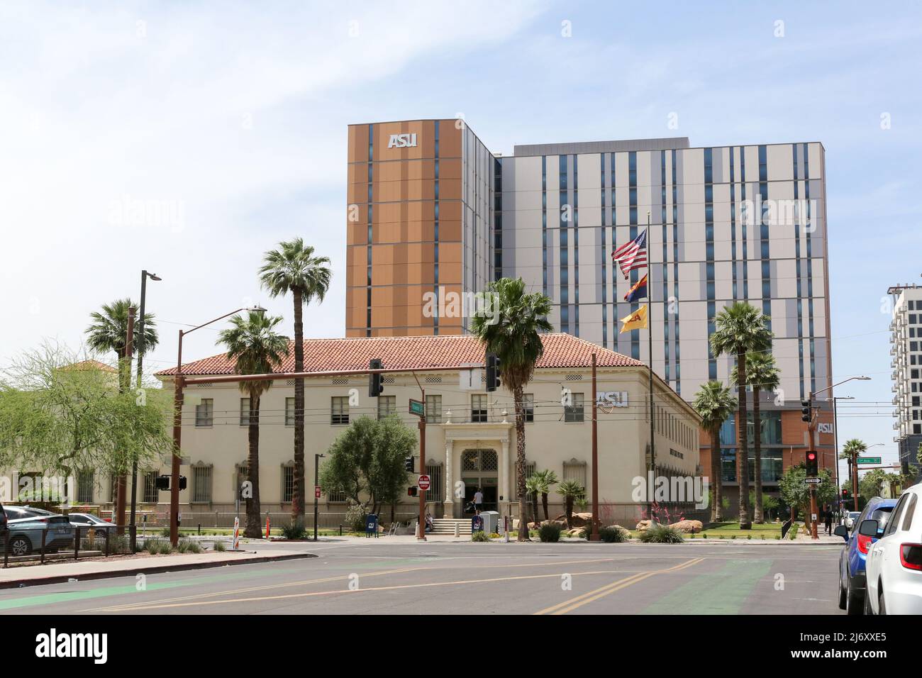 Gebäude der Arizona State University in der Innenstadt von Phoenix, wie sie am 3. Mai 2022 in Phoenix, Arizona, zu sehen waren. Der Campus der ASU in der Innenstadt ist in die Geschäfts- und Berufswelt der Innenstadt integriert, die dazu beiträgt, Lern- und Karriereverbindungen für mehr als 11.500 Studenten in Medien, Gesundheitswesen, Behörden und Unternehmen zu schaffen. Die Campus-Gebäude sind in die ikonische Architektur von Phoenix integriert und enthalten das historische US-Postamt, die berühmte Walter Croncite School of Journalism and Mass Communication sowie das Arizona Center for Law and Society. (Foto von Alexandra Buxba Stockfoto