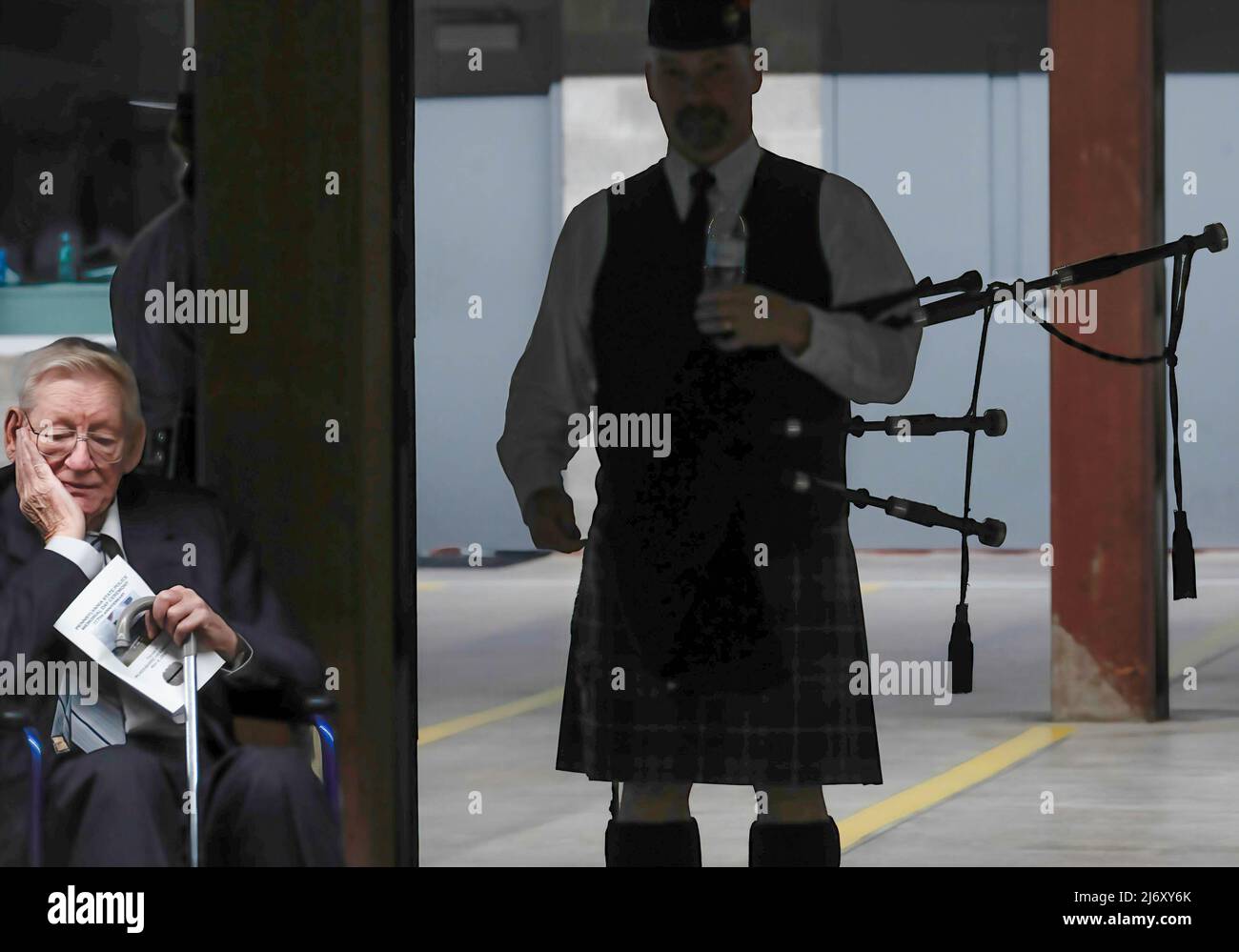 Ein pensionierter Pennsylvania State Trooper hört als pensionierte SGT zu. Wartet während des jährlichen PA State Police Memorial Programms auf die Dudelsäcke. Die Polizeitruppe P der Pennsylvania State Police in Wilkes-Barre hielt einen Gedenkgottesdienst für die Staatspolizei ab, der in den letzten 117 Jahren seines Bestehens gestorben ist. Seit der letzten persönlichen Zeremonie wurden 5 Staatspolizisten in die Liste aufgenommen. Zwei Soldaten starben nach einem Vorfall mit einem betrunkenen Fahrer in Philadelphia im März. Stockfoto