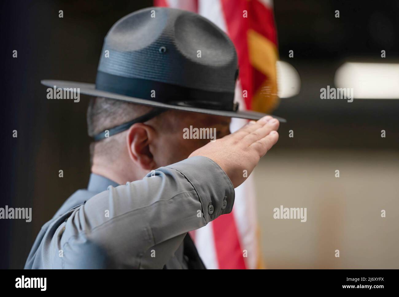 Während der Nationalhymne beim PA State Police Memorial-Programm grüßt ein Polizeikommissar von Pennsylvania. Die Polizeitruppe P der Pennsylvania State Police in Wilkes-Barre hielt einen Gedenkgottesdienst für die Staatspolizei ab, der in den letzten 117 Jahren seines Bestehens gestorben ist. Seit der letzten persönlichen Zeremonie wurden 5 Staatspolizisten in die Liste aufgenommen. Zwei Soldaten starben nach einem Vorfall mit einem betrunkenen Fahrer in Philadelphia im März. (Foto von Aimee Dilger / SOPA Images/Sipa USA) Stockfoto