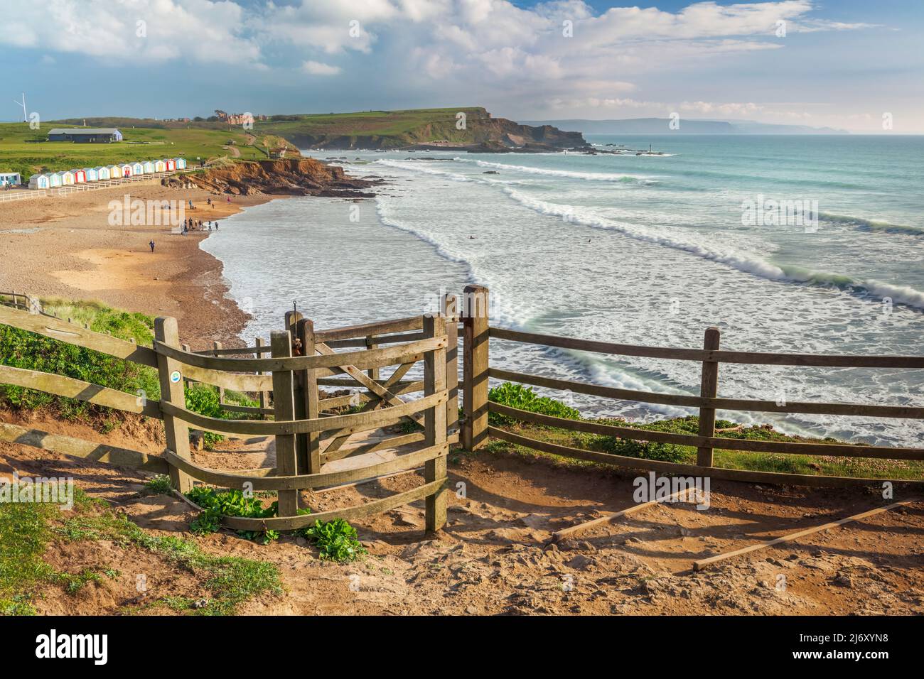 Der South West Coastal Fußweg schlängelt sich entlang der Klippen mit Blick auf Bideford Bay und hinunter durch einen Stil zur beliebten Küstenstadt Cornichs Stockfoto