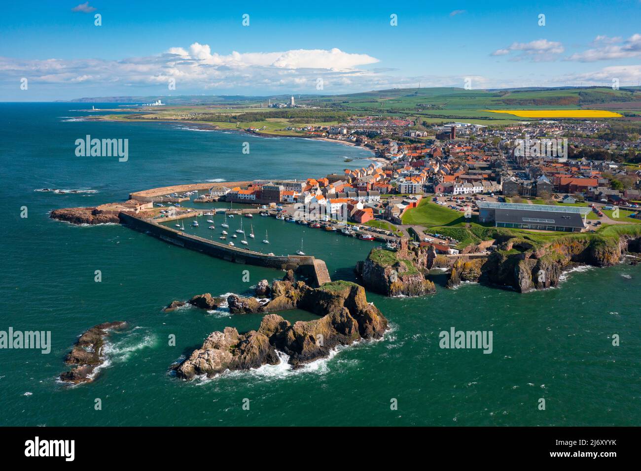 Luftaufnahme der Stadt und des Hafens von Dunbar in East Lothian, Schottland, Großbritannien Stockfoto