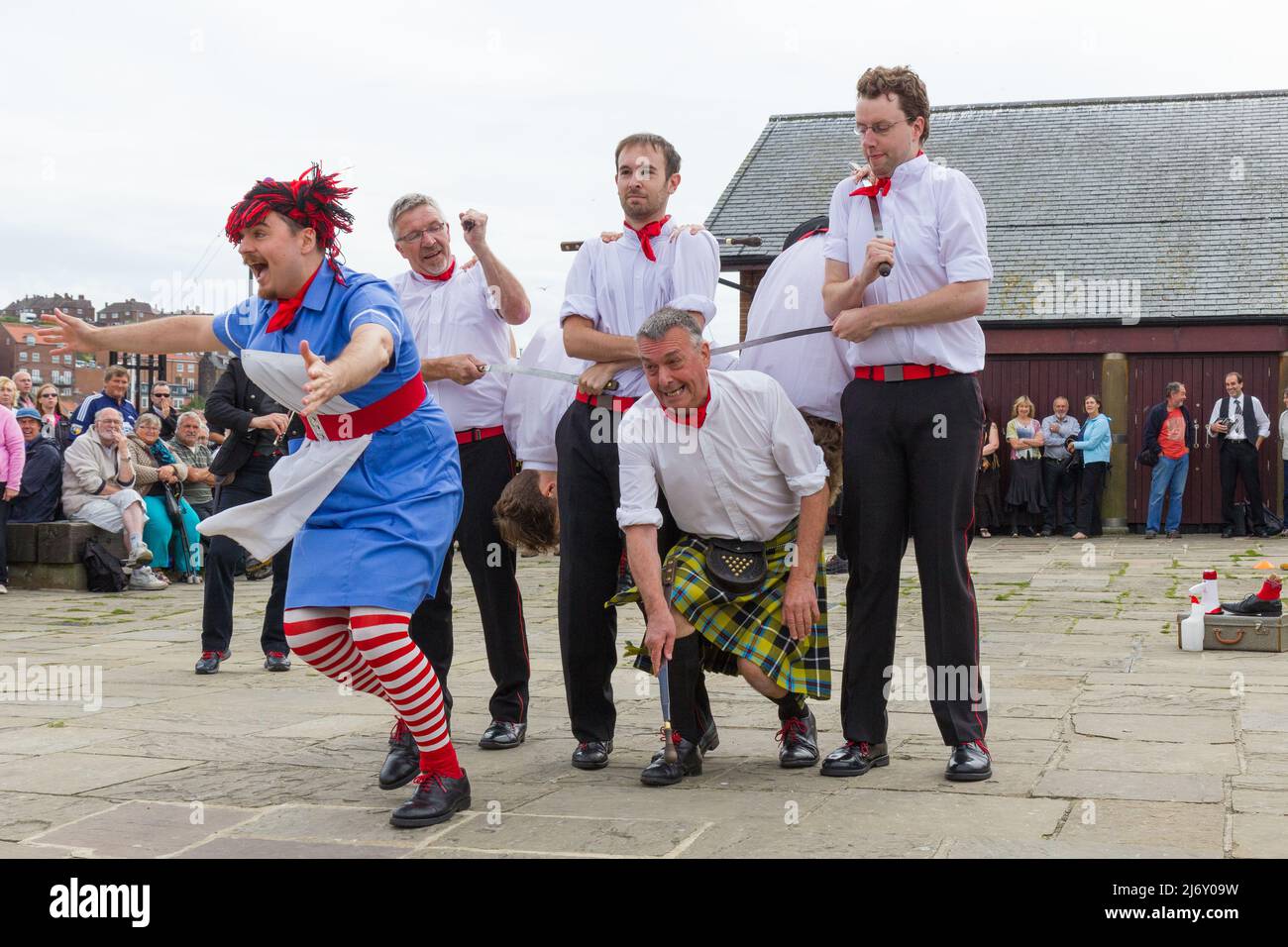 Traditionelle Tänze bei der Whitby Folk Week Stockfoto