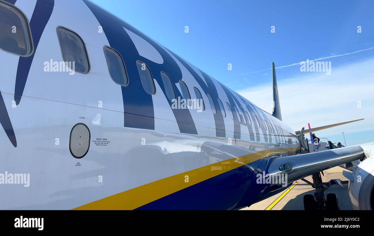 Passagiere, die am Flughafen Frankfurt Hahn - HAHN, DEUTSCHLAND - 20. APRIL 2022 auf ihren Flug mit einem Ryanair-Flugzeug warten Stockfoto