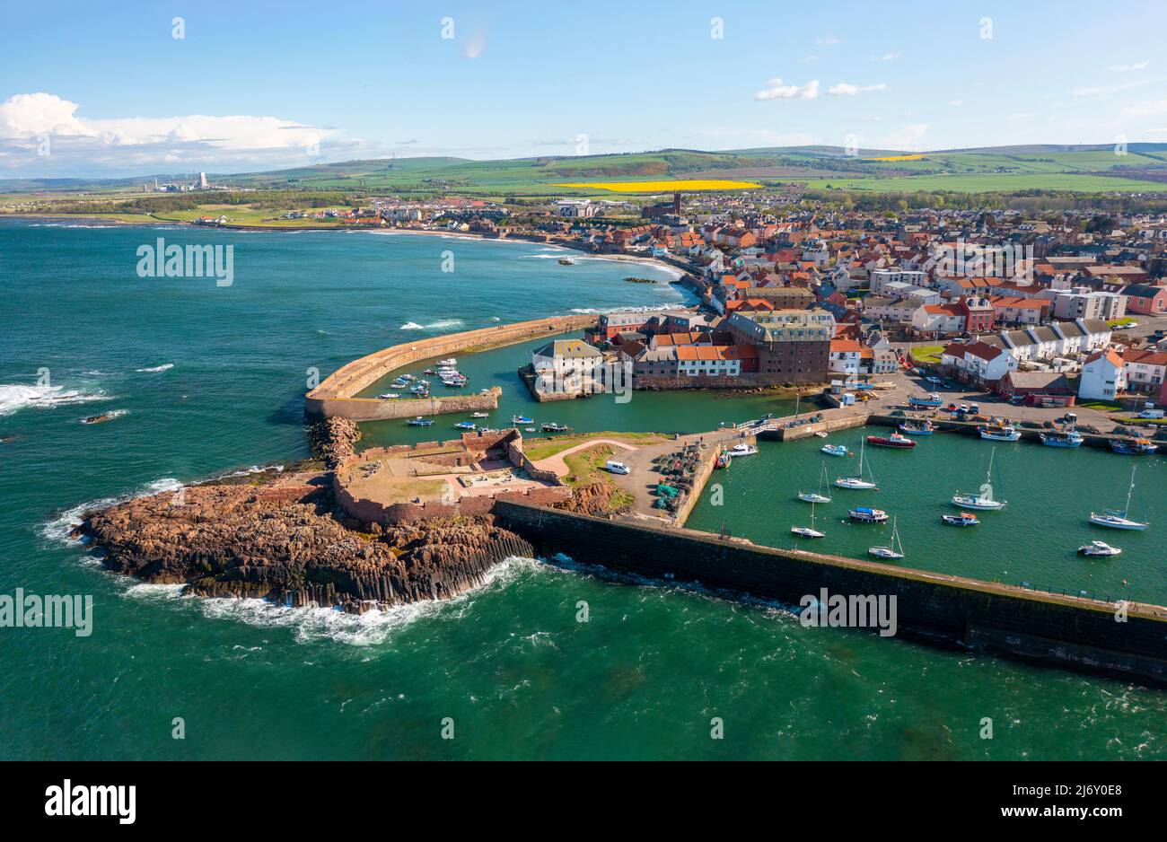 Luftaufnahme der Stadt und des Hafens von Dunbar in East Lothian, Schottland, Großbritannien Stockfoto