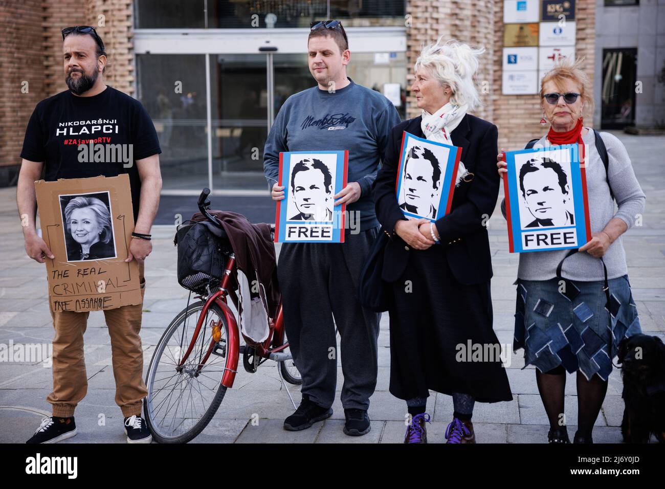 Die Demonstranten tragen Porträts von Assange während der Demonstration gegen Julian Assanges Auslieferung in Ljubljana. Menschen protestierten gegen die Entscheidung des britischen Gerichts, Julian Assange, den Gründer von WikiLeaks, an die Vereinigten Staaten von Amerika auszuliefern, wo er wegen Spionage vor Gericht gestellt wird. (Foto von Luka Dakskobler / SOPA Images/Sipa USA) Stockfoto