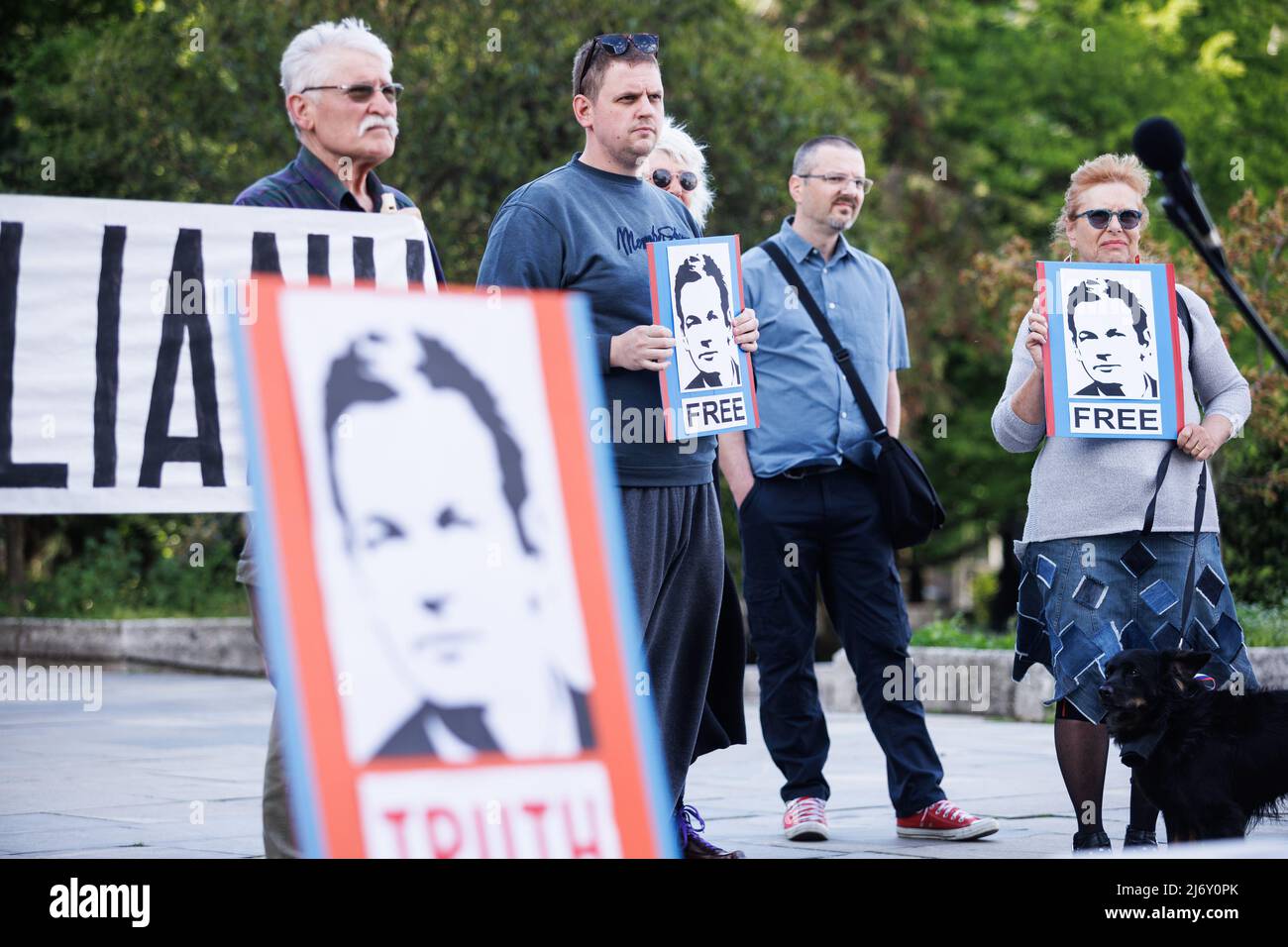 Die Demonstranten tragen Porträts von Assange während der Demonstration gegen Julian Assanges Auslieferung in Ljubljana. Menschen protestierten gegen die Entscheidung des britischen Gerichts, Julian Assange, den Gründer von WikiLeaks, an die Vereinigten Staaten von Amerika auszuliefern, wo er wegen Spionage vor Gericht gestellt wird. (Foto von Luka Dakskobler / SOPA Images/Sipa USA) Stockfoto