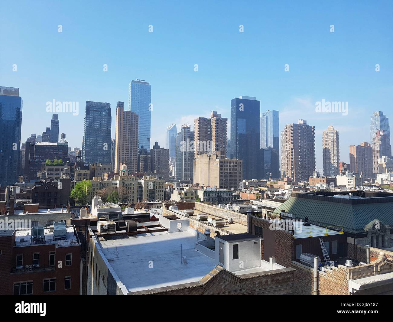 Blick auf die Dächer von Häusern in New York und die Wolkenkratzer im Geschäftsviertel der Stadt. Dächer der Metropole Schlafbereiche mit Hochhaus Stockfoto