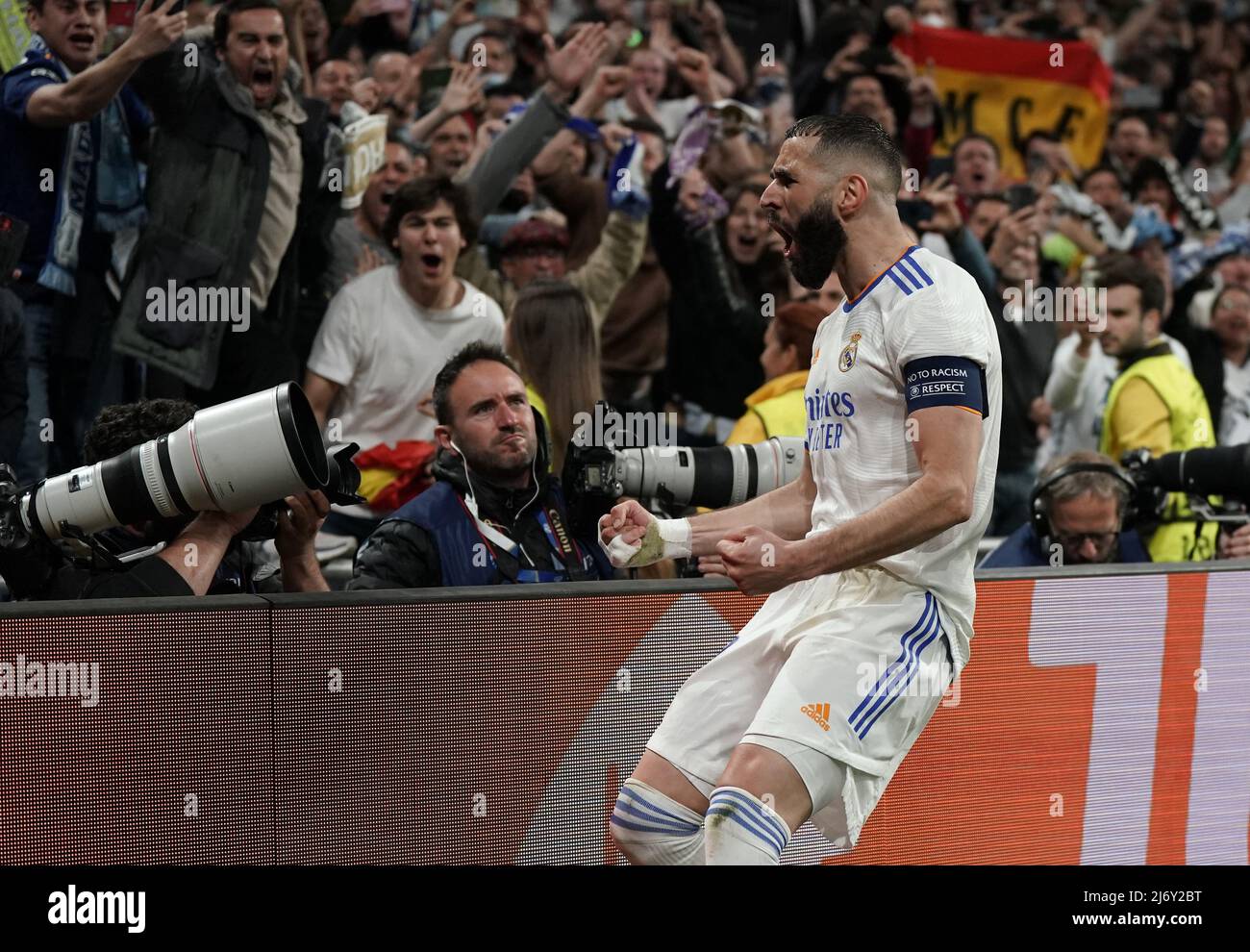 Karim Benzema von Real Madrid feiert das dritte Tor seiner Mannschaft während des UEFA Champions League-Halbfinales, des zweiten Beinabgleichs im Santiago Bernabeu, Madrid. Bilddatum: Mittwoch, 4. Mai 2022. Stockfoto