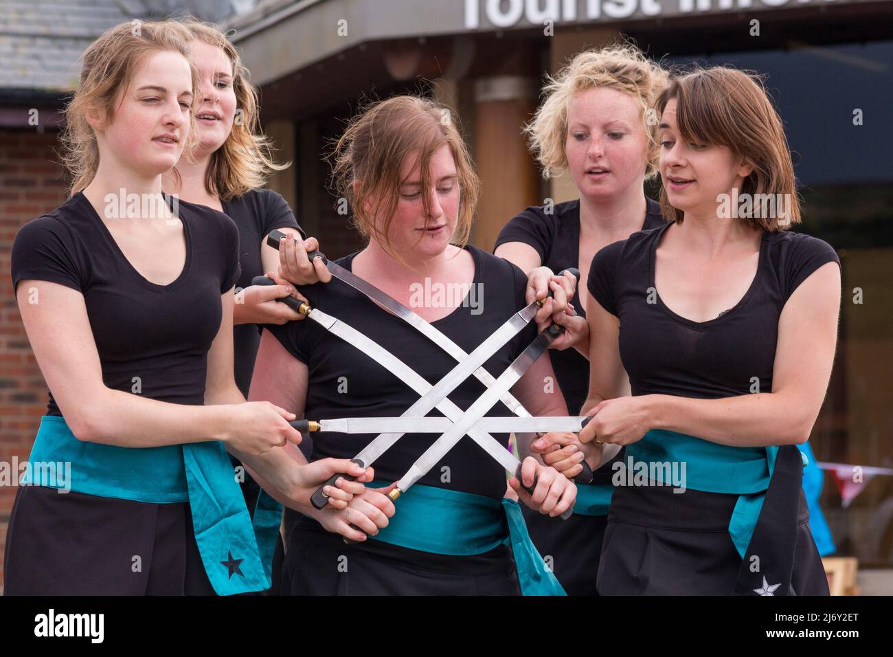 Traditionelle Tänze bei der Whitby Folk Week Stockfoto